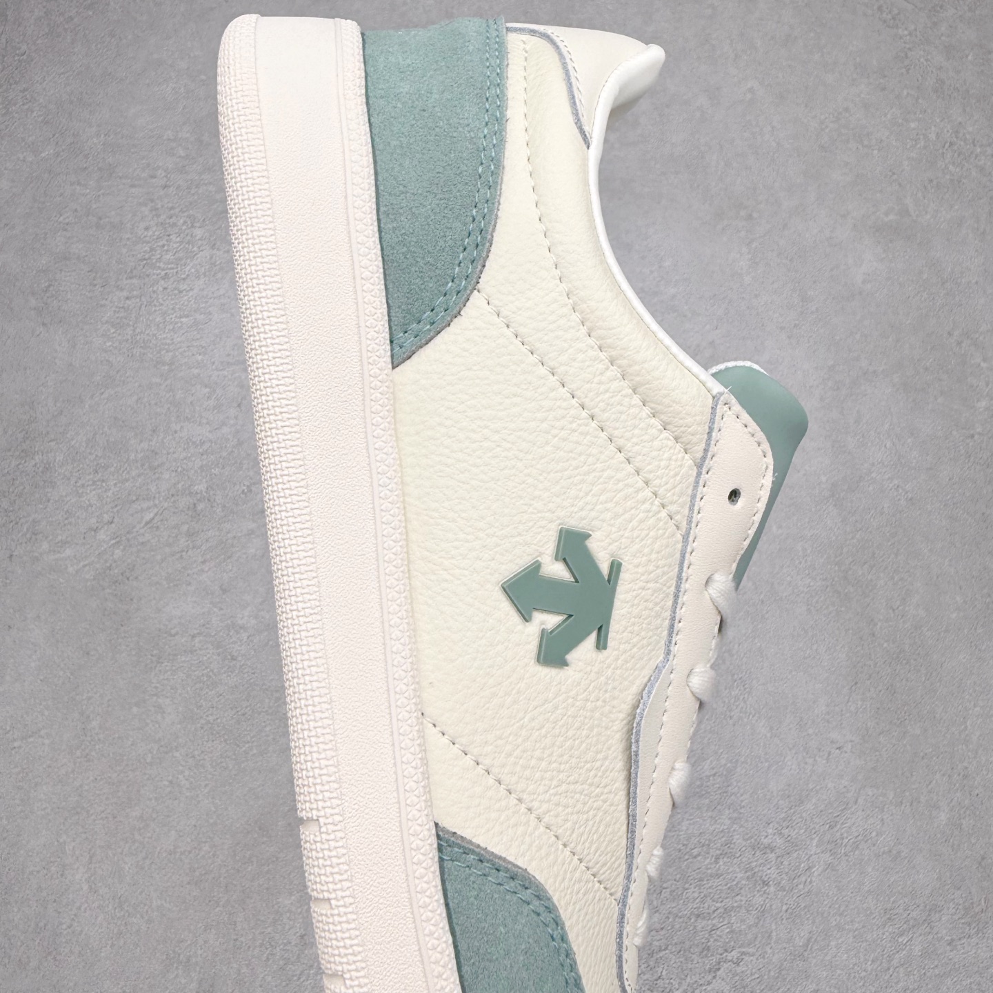 图片[6]-DESCENTE Chron 迪桑特复古拼接 舒适百搭 耐磨低帮生活休闲鞋 是一款集复古与现代于一体的低帮跑步鞋 简洁的牛皮鞋面不仅彰显出时尚的质感 还适用于多种场合的穿搭 这款鞋子的透气性能极佳 轻质弹性鞋底则提供了良好的舒适度和耐磨性 使你在行走或跑步时都能感受到脚底的柔软与支撑 尺码：36 36.5 37.5 38 38.5 39 40 40.5 41 42 42.5 43 44 44.5 45-选品中心