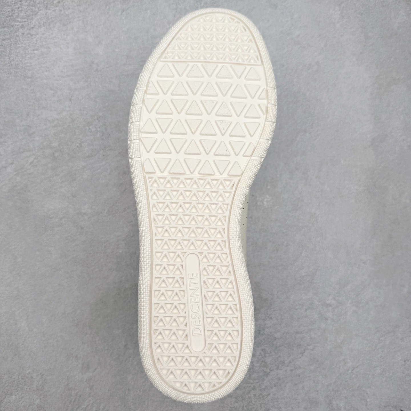 图片[9]-DESCENTE Chron 迪桑特复古拼接 舒适百搭 耐磨低帮生活休闲鞋 是一款集复古与现代于一体的低帮跑步鞋 简洁的牛皮鞋面不仅彰显出时尚的质感 还适用于多种场合的穿搭 这款鞋子的透气性能极佳 轻质弹性鞋底则提供了良好的舒适度和耐磨性 使你在行走或跑步时都能感受到脚底的柔软与支撑 尺码：36 36.5 37.5 38 38.5 39 40 40.5 41 42 42.5 43 44 44.5 45-选品中心