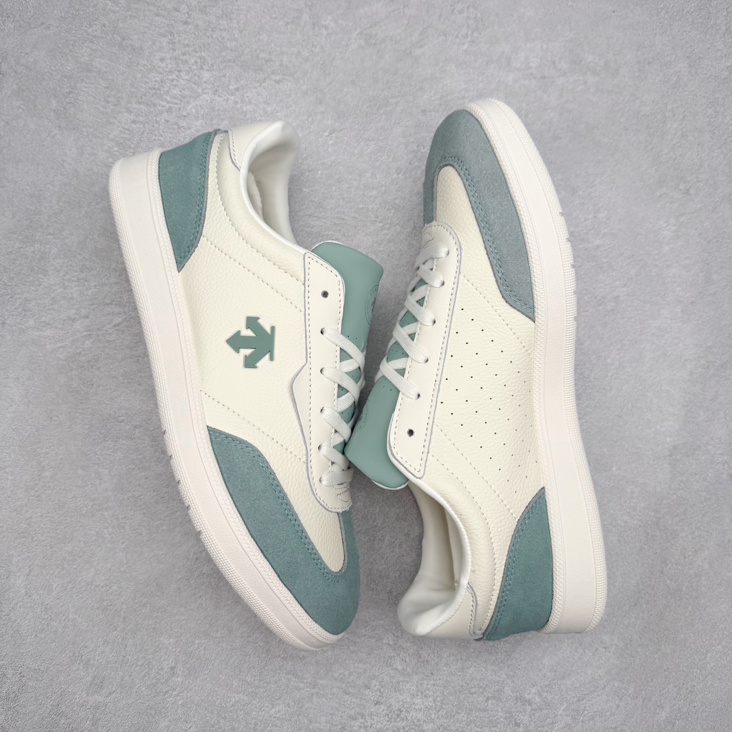 图片[3]-DESCENTE Chron 迪桑特复古拼接 舒适百搭 耐磨低帮生活休闲鞋 是一款集复古与现代于一体的低帮跑步鞋 简洁的牛皮鞋面不仅彰显出时尚的质感 还适用于多种场合的穿搭 这款鞋子的透气性能极佳 轻质弹性鞋底则提供了良好的舒适度和耐磨性 使你在行走或跑步时都能感受到脚底的柔软与支撑 尺码：36 36.5 37.5 38 38.5 39 40 40.5 41 42 42.5 43 44 44.5 45-选品中心