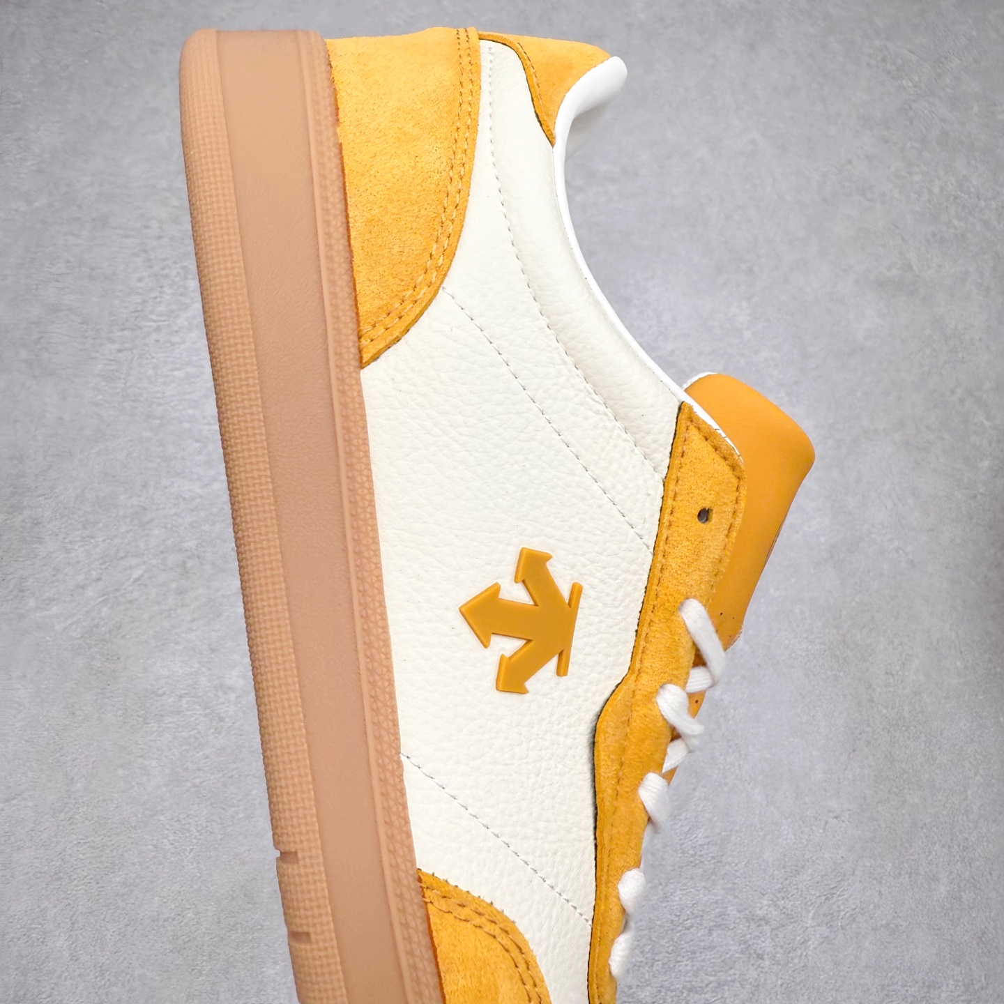 图片[6]-DESCENTE Chron 迪桑特复古拼接 舒适百搭 耐磨低帮生活休闲鞋 是一款集复古与现代于一体的低帮跑步鞋 简洁的牛皮鞋面不仅彰显出时尚的质感 还适用于多种场合的穿搭 这款鞋子的透气性能极佳 轻质弹性鞋底则提供了良好的舒适度和耐磨性 使你在行走或跑步时都能感受到脚底的柔软与支撑 尺码：36 36.5 37.5 38 38.5 39 40 40.5 41 42 42.5 43 44 44.5 45-选品中心