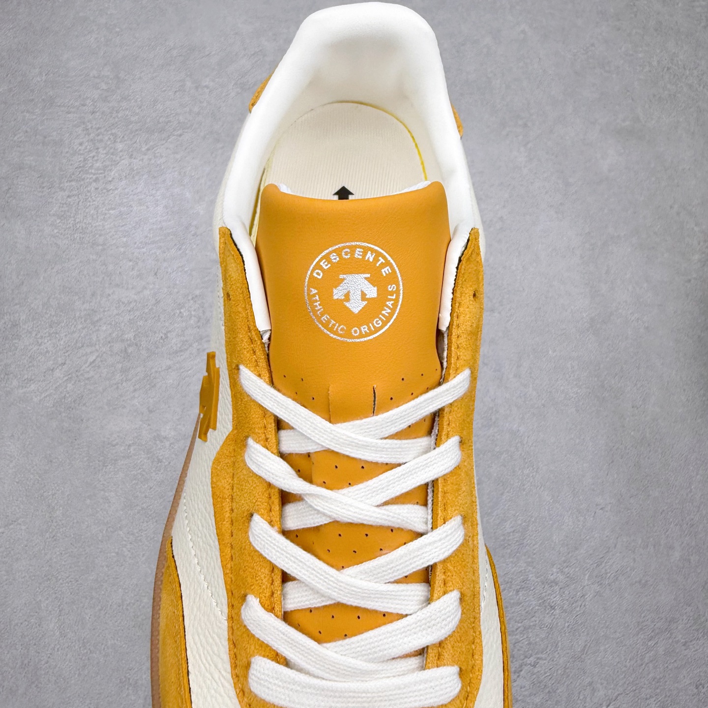 图片[5]-DESCENTE Chron 迪桑特复古拼接 舒适百搭 耐磨低帮生活休闲鞋 是一款集复古与现代于一体的低帮跑步鞋 简洁的牛皮鞋面不仅彰显出时尚的质感 还适用于多种场合的穿搭 这款鞋子的透气性能极佳 轻质弹性鞋底则提供了良好的舒适度和耐磨性 使你在行走或跑步时都能感受到脚底的柔软与支撑 尺码：36 36.5 37.5 38 38.5 39 40 40.5 41 42 42.5 43 44 44.5 45-选品中心