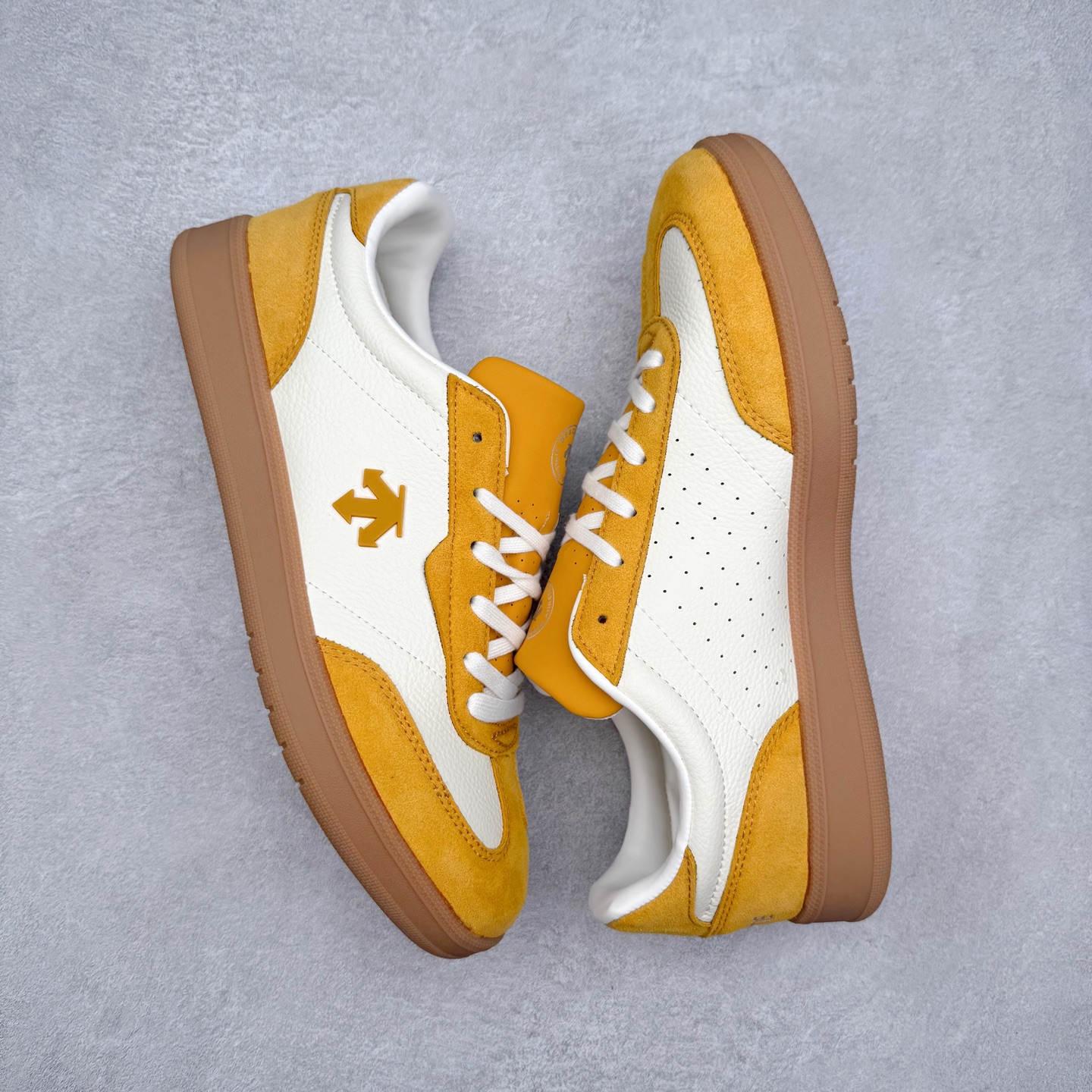 图片[3]-DESCENTE Chron 迪桑特复古拼接 舒适百搭 耐磨低帮生活休闲鞋 是一款集复古与现代于一体的低帮跑步鞋 简洁的牛皮鞋面不仅彰显出时尚的质感 还适用于多种场合的穿搭 这款鞋子的透气性能极佳 轻质弹性鞋底则提供了良好的舒适度和耐磨性 使你在行走或跑步时都能感受到脚底的柔软与支撑 尺码：36 36.5 37.5 38 38.5 39 40 40.5 41 42 42.5 43 44 44.5 45-选品中心