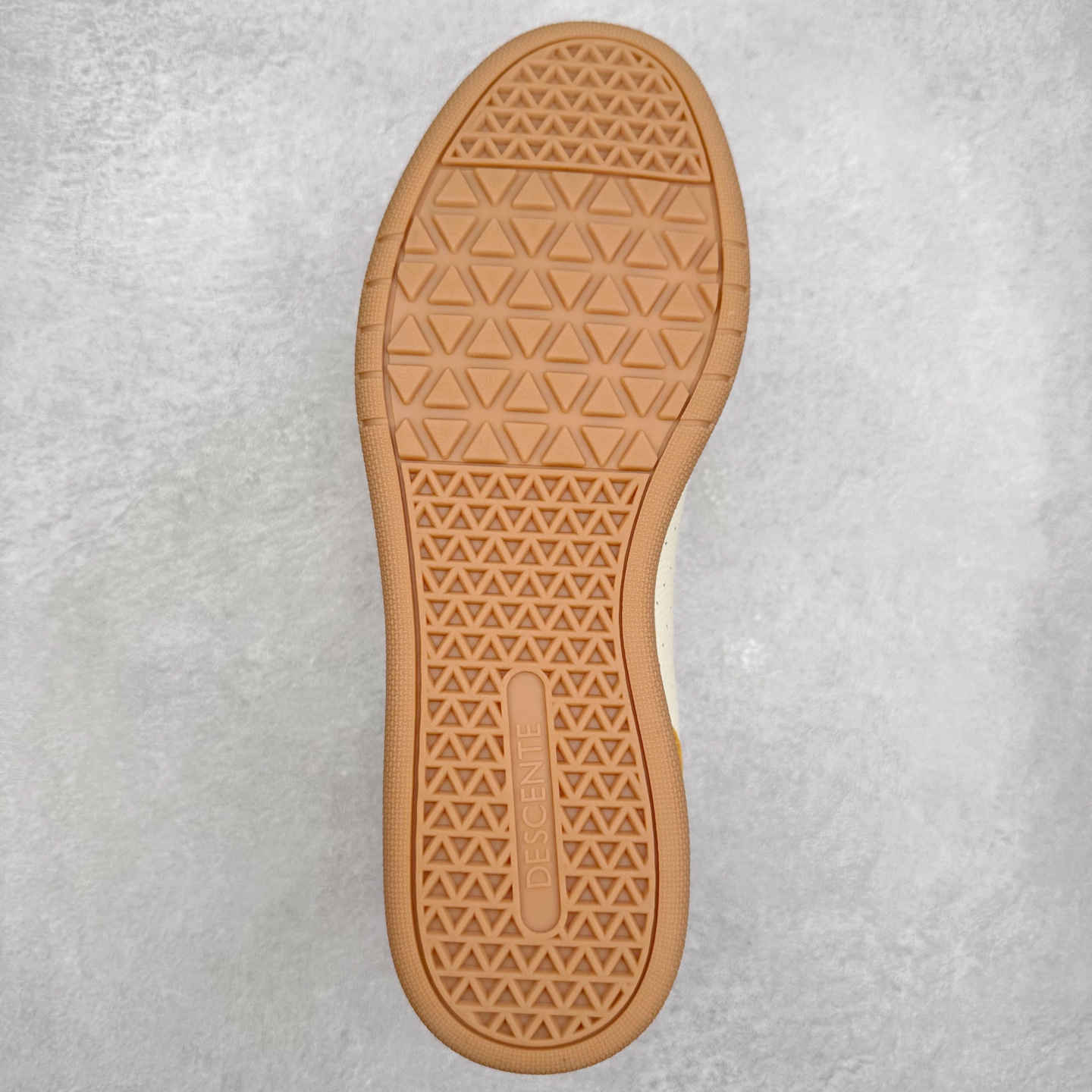 图片[9]-DESCENTE Chron 迪桑特复古拼接 舒适百搭 耐磨低帮生活休闲鞋 是一款集复古与现代于一体的低帮跑步鞋 简洁的牛皮鞋面不仅彰显出时尚的质感 还适用于多种场合的穿搭 这款鞋子的透气性能极佳 轻质弹性鞋底则提供了良好的舒适度和耐磨性 使你在行走或跑步时都能感受到脚底的柔软与支撑 尺码：36 36.5 37.5 38 38.5 39 40 40.5 41 42 42.5 43 44 44.5 45-选品中心