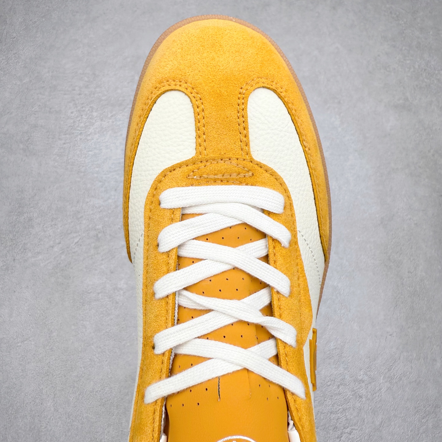 图片[4]-DESCENTE Chron 迪桑特复古拼接 舒适百搭 耐磨低帮生活休闲鞋 是一款集复古与现代于一体的低帮跑步鞋 简洁的牛皮鞋面不仅彰显出时尚的质感 还适用于多种场合的穿搭 这款鞋子的透气性能极佳 轻质弹性鞋底则提供了良好的舒适度和耐磨性 使你在行走或跑步时都能感受到脚底的柔软与支撑 尺码：36 36.5 37.5 38 38.5 39 40 40.5 41 42 42.5 43 44 44.5 45-选品中心