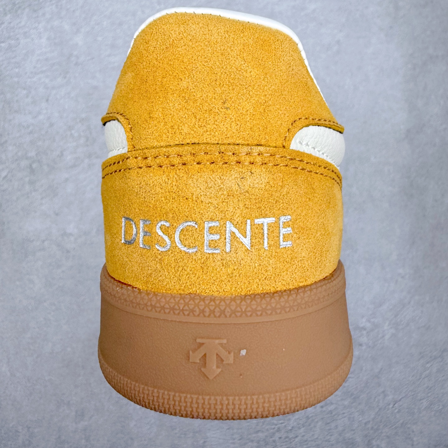 图片[8]-DESCENTE Chron 迪桑特复古拼接 舒适百搭 耐磨低帮生活休闲鞋 是一款集复古与现代于一体的低帮跑步鞋 简洁的牛皮鞋面不仅彰显出时尚的质感 还适用于多种场合的穿搭 这款鞋子的透气性能极佳 轻质弹性鞋底则提供了良好的舒适度和耐磨性 使你在行走或跑步时都能感受到脚底的柔软与支撑 尺码：36 36.5 37.5 38 38.5 39 40 40.5 41 42 42.5 43 44 44.5 45-选品中心