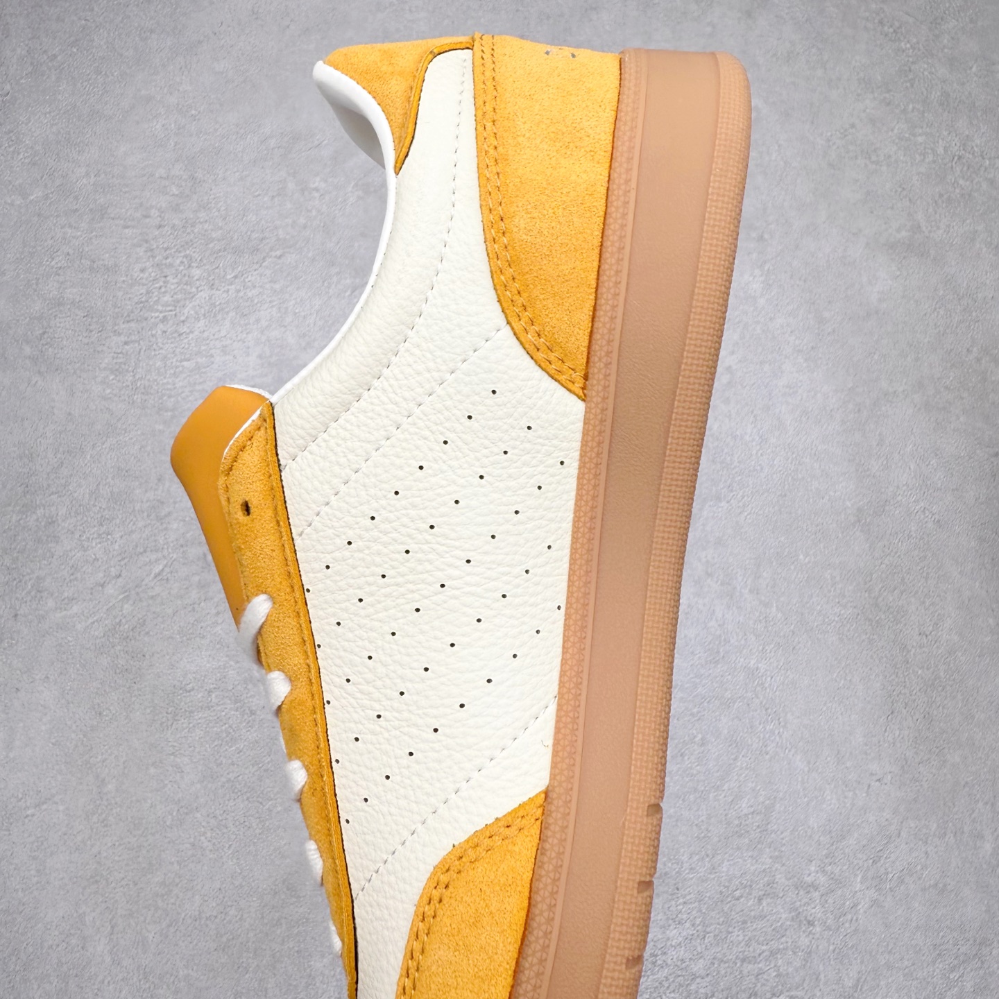 图片[7]-DESCENTE Chron 迪桑特复古拼接 舒适百搭 耐磨低帮生活休闲鞋 是一款集复古与现代于一体的低帮跑步鞋 简洁的牛皮鞋面不仅彰显出时尚的质感 还适用于多种场合的穿搭 这款鞋子的透气性能极佳 轻质弹性鞋底则提供了良好的舒适度和耐磨性 使你在行走或跑步时都能感受到脚底的柔软与支撑 尺码：36 36.5 37.5 38 38.5 39 40 40.5 41 42 42.5 43 44 44.5 45-选品中心