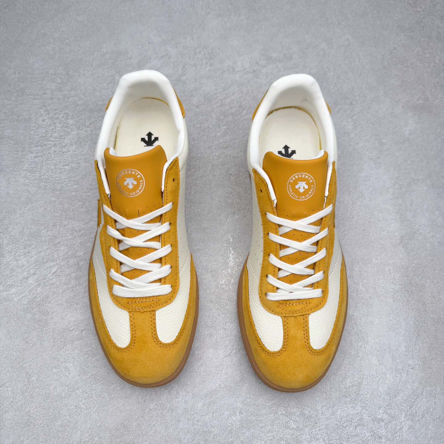 图片[2]-DESCENTE Chron 迪桑特复古拼接 舒适百搭 耐磨低帮生活休闲鞋 是一款集复古与现代于一体的低帮跑步鞋 简洁的牛皮鞋面不仅彰显出时尚的质感 还适用于多种场合的穿搭 这款鞋子的透气性能极佳 轻质弹性鞋底则提供了良好的舒适度和耐磨性 使你在行走或跑步时都能感受到脚底的柔软与支撑 尺码：36 36.5 37.5 38 38.5 39 40 40.5 41 42 42.5 43 44 44.5 45-选品中心