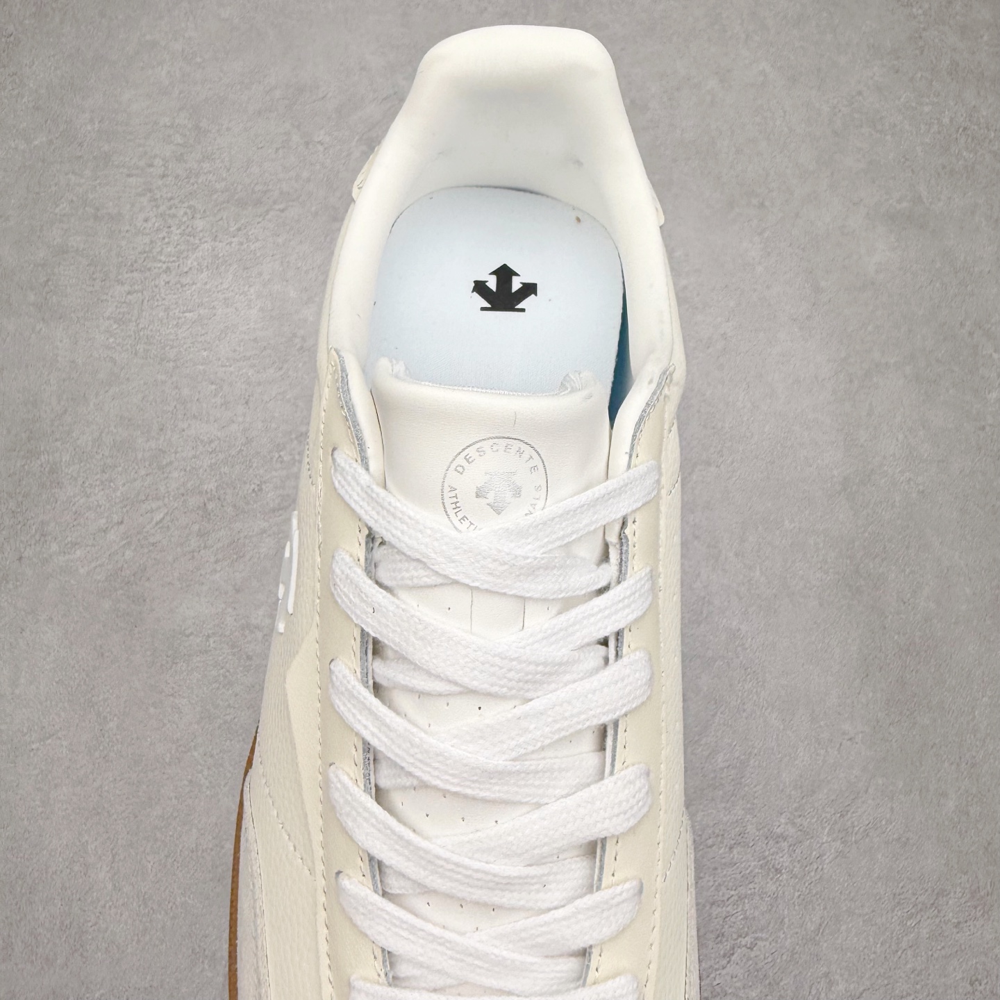 图片[5]-DESCENTE Chron 迪桑特复古拼接 舒适百搭 耐磨低帮生活休闲鞋 是一款集复古与现代于一体的低帮跑步鞋 简洁的牛皮鞋面不仅彰显出时尚的质感 还适用于多种场合的穿搭 这款鞋子的透气性能极佳 轻质弹性鞋底则提供了良好的舒适度和耐磨性 使你在行走或跑步时都能感受到脚底的柔软与支撑 尺码：36 36.5 37.5 38 38.5 39 40 40.5 41 42 42.5 43 44 44.5 45-选品中心