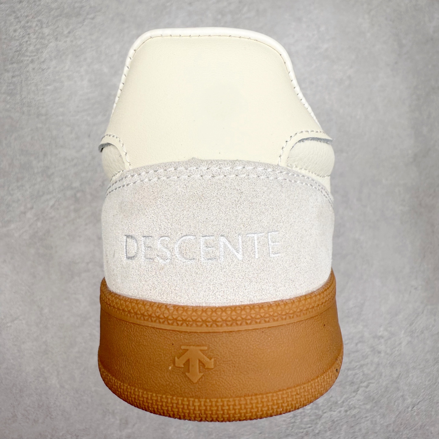 图片[8]-DESCENTE Chron 迪桑特复古拼接 舒适百搭 耐磨低帮生活休闲鞋 是一款集复古与现代于一体的低帮跑步鞋 简洁的牛皮鞋面不仅彰显出时尚的质感 还适用于多种场合的穿搭 这款鞋子的透气性能极佳 轻质弹性鞋底则提供了良好的舒适度和耐磨性 使你在行走或跑步时都能感受到脚底的柔软与支撑 尺码：36 36.5 37.5 38 38.5 39 40 40.5 41 42 42.5 43 44 44.5 45-选品中心