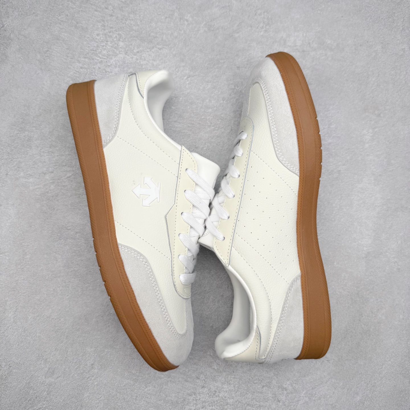 图片[3]-DESCENTE Chron 迪桑特复古拼接 舒适百搭 耐磨低帮生活休闲鞋 是一款集复古与现代于一体的低帮跑步鞋 简洁的牛皮鞋面不仅彰显出时尚的质感 还适用于多种场合的穿搭 这款鞋子的透气性能极佳 轻质弹性鞋底则提供了良好的舒适度和耐磨性 使你在行走或跑步时都能感受到脚底的柔软与支撑 尺码：36 36.5 37.5 38 38.5 39 40 40.5 41 42 42.5 43 44 44.5 45-选品中心