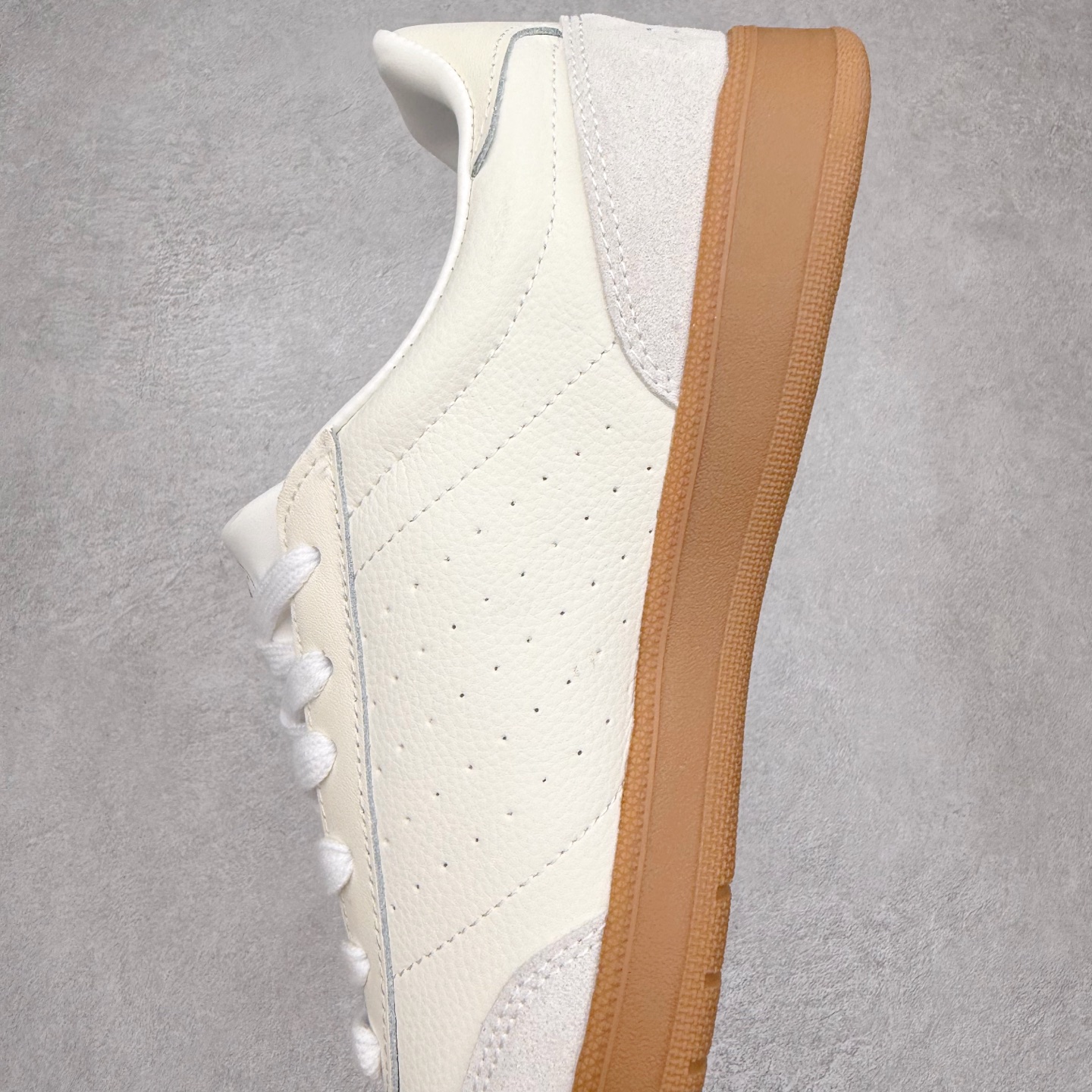 图片[7]-DESCENTE Chron 迪桑特复古拼接 舒适百搭 耐磨低帮生活休闲鞋 是一款集复古与现代于一体的低帮跑步鞋 简洁的牛皮鞋面不仅彰显出时尚的质感 还适用于多种场合的穿搭 这款鞋子的透气性能极佳 轻质弹性鞋底则提供了良好的舒适度和耐磨性 使你在行走或跑步时都能感受到脚底的柔软与支撑 尺码：36 36.5 37.5 38 38.5 39 40 40.5 41 42 42.5 43 44 44.5 45-选品中心