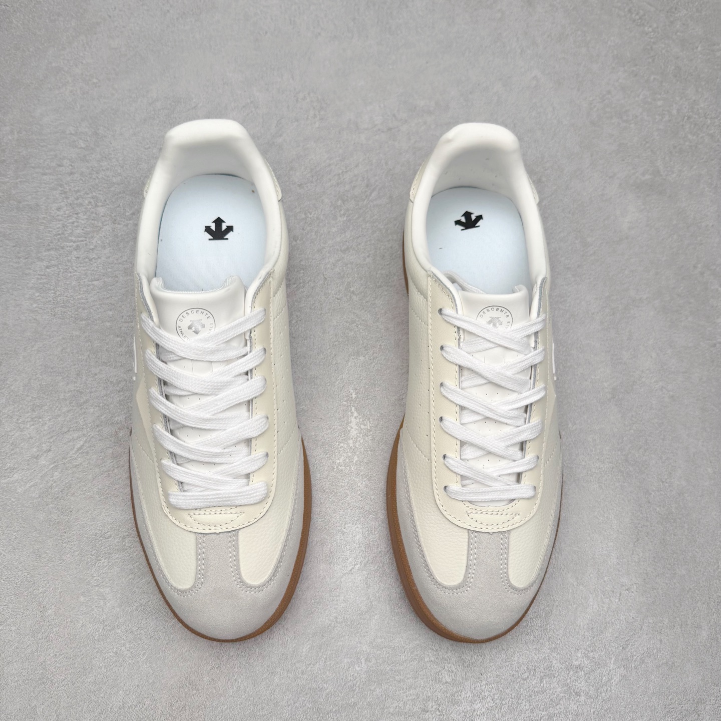 图片[2]-DESCENTE Chron 迪桑特复古拼接 舒适百搭 耐磨低帮生活休闲鞋 是一款集复古与现代于一体的低帮跑步鞋 简洁的牛皮鞋面不仅彰显出时尚的质感 还适用于多种场合的穿搭 这款鞋子的透气性能极佳 轻质弹性鞋底则提供了良好的舒适度和耐磨性 使你在行走或跑步时都能感受到脚底的柔软与支撑 尺码：36 36.5 37.5 38 38.5 39 40 40.5 41 42 42.5 43 44 44.5 45-选品中心