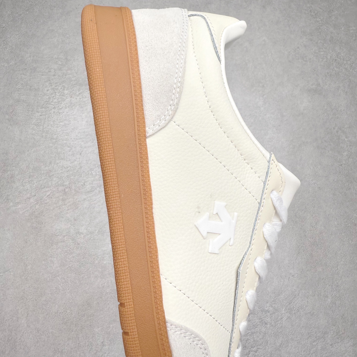 图片[6]-DESCENTE Chron 迪桑特复古拼接 舒适百搭 耐磨低帮生活休闲鞋 是一款集复古与现代于一体的低帮跑步鞋 简洁的牛皮鞋面不仅彰显出时尚的质感 还适用于多种场合的穿搭 这款鞋子的透气性能极佳 轻质弹性鞋底则提供了良好的舒适度和耐磨性 使你在行走或跑步时都能感受到脚底的柔软与支撑 尺码：36 36.5 37.5 38 38.5 39 40 40.5 41 42 42.5 43 44 44.5 45-选品中心