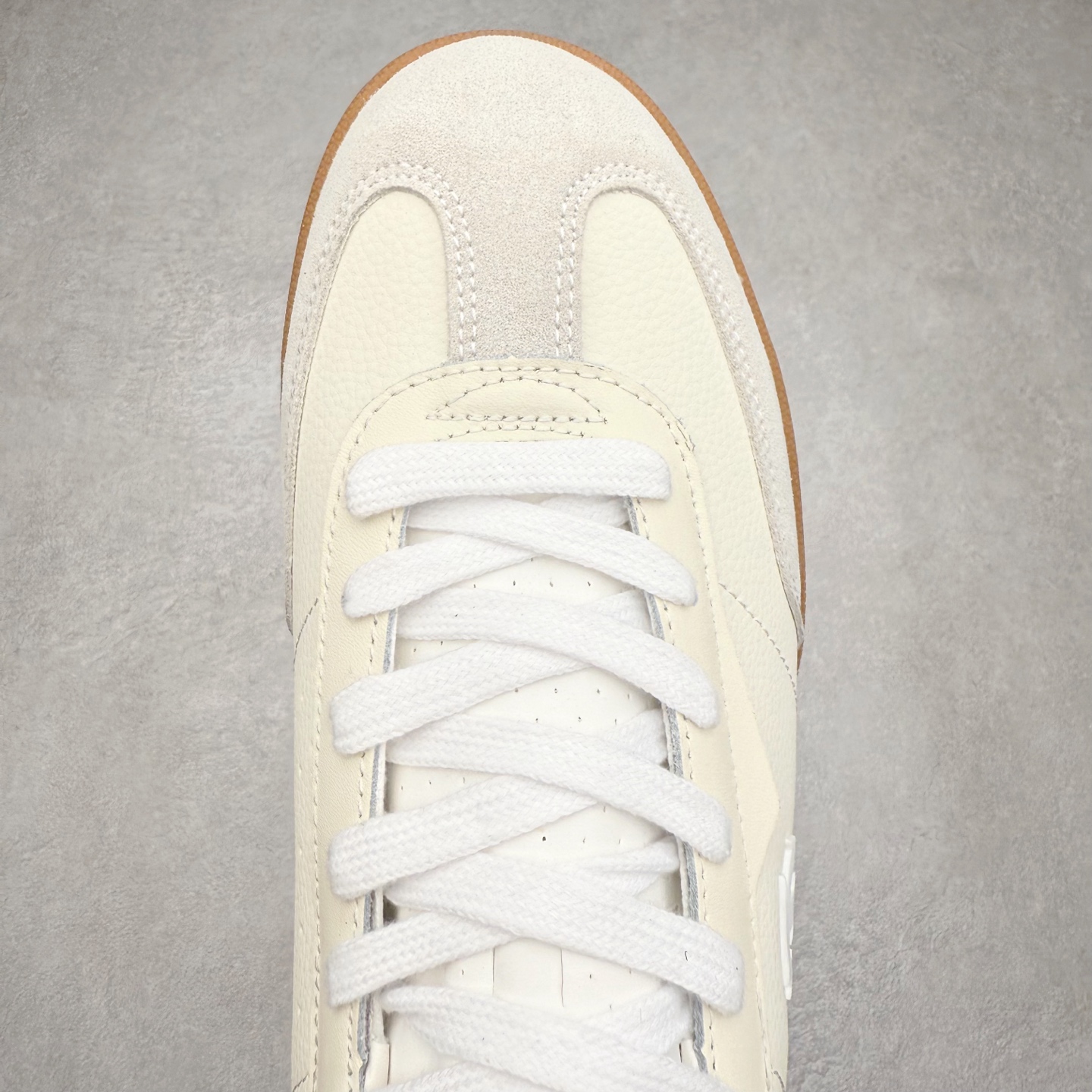 图片[4]-DESCENTE Chron 迪桑特复古拼接 舒适百搭 耐磨低帮生活休闲鞋 是一款集复古与现代于一体的低帮跑步鞋 简洁的牛皮鞋面不仅彰显出时尚的质感 还适用于多种场合的穿搭 这款鞋子的透气性能极佳 轻质弹性鞋底则提供了良好的舒适度和耐磨性 使你在行走或跑步时都能感受到脚底的柔软与支撑 尺码：36 36.5 37.5 38 38.5 39 40 40.5 41 42 42.5 43 44 44.5 45-选品中心