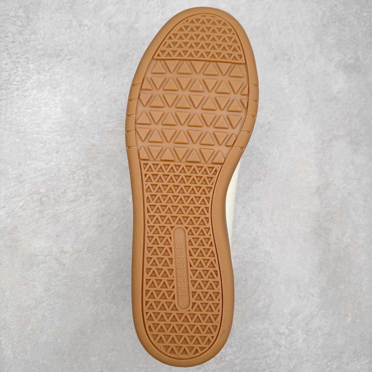 图片[9]-DESCENTE Chron 迪桑特复古拼接 舒适百搭 耐磨低帮生活休闲鞋 是一款集复古与现代于一体的低帮跑步鞋 简洁的牛皮鞋面不仅彰显出时尚的质感 还适用于多种场合的穿搭 这款鞋子的透气性能极佳 轻质弹性鞋底则提供了良好的舒适度和耐磨性 使你在行走或跑步时都能感受到脚底的柔软与支撑 尺码：36 36.5 37.5 38 38.5 39 40 40.5 41 42 42.5 43 44 44.5 45-选品中心