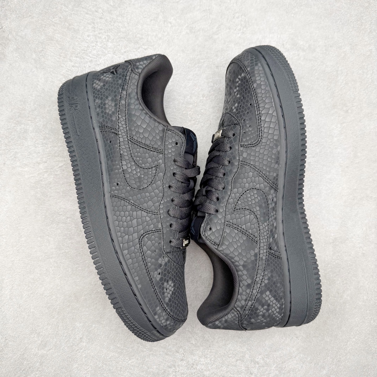 图片[3]-NK Air Force 1 Low Kobe 空军一号时尚舒适防滑耐磨低帮板鞋 科比黑曼巴 718152-007 实拍调校N版已经零色差零失真 百分百还原实物色彩所见即所得 不存在货不对板色差等低级问题 选购参考实物拍摄 不混卖不参货 只用心做好货严格选品 承诺混一赔十 尺码：36 36.5 37.5 38 38.5 39 40 40.5 41 42 42.5 43 44 44.5 45-选品中心