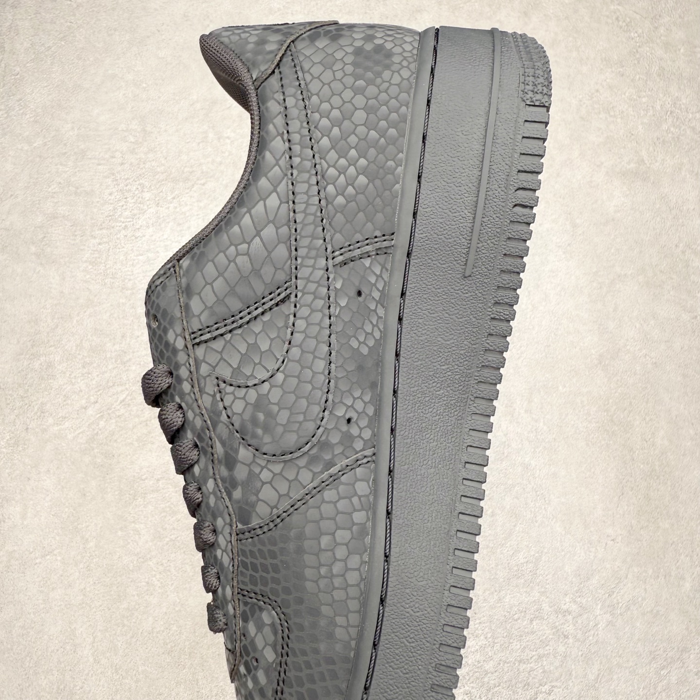 图片[7]-NK Air Force 1 Low Kobe 空军一号时尚舒适防滑耐磨低帮板鞋 科比黑曼巴 718152-007 实拍调校N版已经零色差零失真 百分百还原实物色彩所见即所得 不存在货不对板色差等低级问题 选购参考实物拍摄 不混卖不参货 只用心做好货严格选品 承诺混一赔十 尺码：36 36.5 37.5 38 38.5 39 40 40.5 41 42 42.5 43 44 44.5 45-选品中心