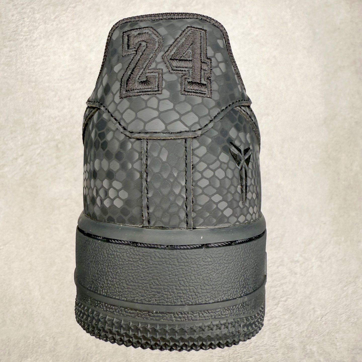 图片[8]-NK Air Force 1 Low Kobe 空军一号时尚舒适防滑耐磨低帮板鞋 科比黑曼巴 718152-007 实拍调校N版已经零色差零失真 百分百还原实物色彩所见即所得 不存在货不对板色差等低级问题 选购参考实物拍摄 不混卖不参货 只用心做好货严格选品 承诺混一赔十 尺码：36 36.5 37.5 38 38.5 39 40 40.5 41 42 42.5 43 44 44.5 45-选品中心