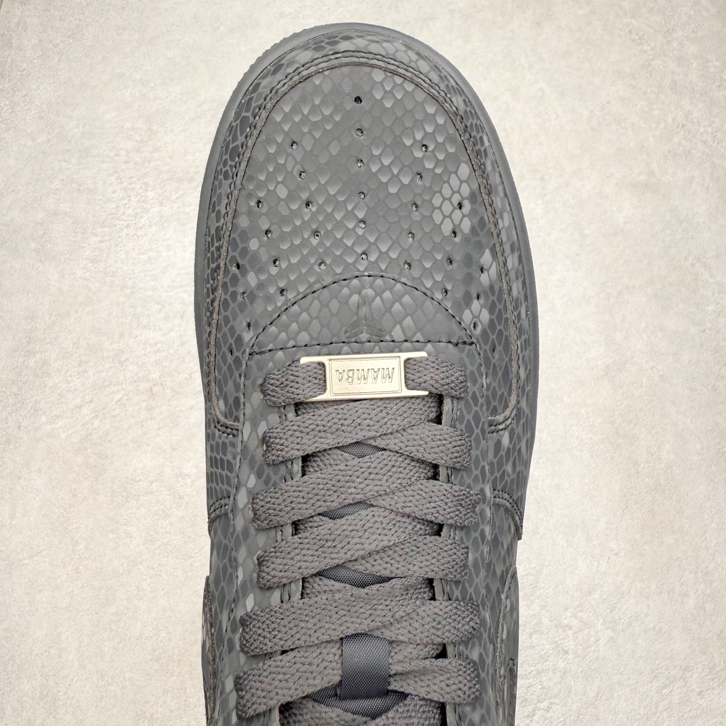 图片[4]-NK Air Force 1 Low Kobe 空军一号时尚舒适防滑耐磨低帮板鞋 科比黑曼巴 718152-007 实拍调校N版已经零色差零失真 百分百还原实物色彩所见即所得 不存在货不对板色差等低级问题 选购参考实物拍摄 不混卖不参货 只用心做好货严格选品 承诺混一赔十 尺码：36 36.5 37.5 38 38.5 39 40 40.5 41 42 42.5 43 44 44.5 45-选品中心