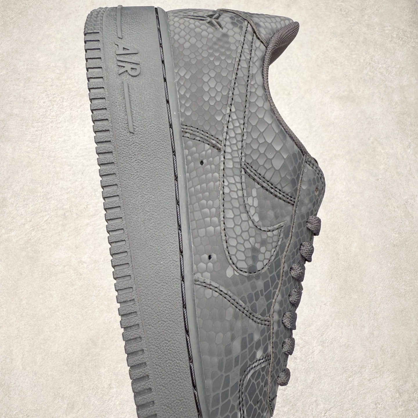 图片[6]-NK Air Force 1 Low Kobe 空军一号时尚舒适防滑耐磨低帮板鞋 科比黑曼巴 718152-007 实拍调校N版已经零色差零失真 百分百还原实物色彩所见即所得 不存在货不对板色差等低级问题 选购参考实物拍摄 不混卖不参货 只用心做好货严格选品 承诺混一赔十 尺码：36 36.5 37.5 38 38.5 39 40 40.5 41 42 42.5 43 44 44.5 45-选品中心