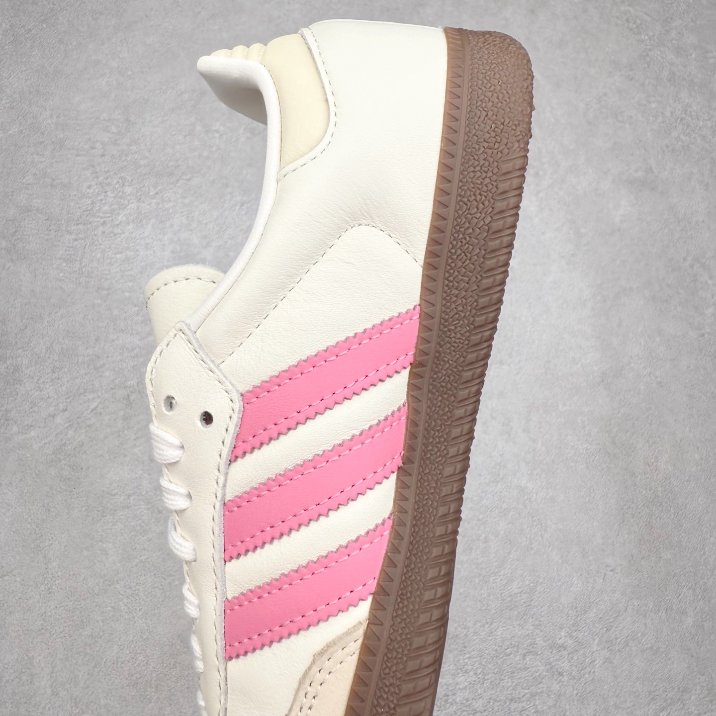 图片[7]-AD Original Samba OG 复古经典轻便板鞋 IG1962 口碑大厂出品 品控大底版型不断改良更新 全套原纸板楦头开发 确保原汁原味 完美呈现桑巴版型 一比一鞋头弧度高度鞋身弧度 此版本只针对中端市场 皮料材质有所更替 其他数据细节工艺流程均保持一致 绝不口嗨 细节品控鞋型随意对比 正确烫金高频细节 原装纳米超迁皮料 独家私模橡胶大底 原盒原配 这款桑巴鞋展示了高质量的工艺 带有装饰的超锁缝制和无缝的手感 柔软、柔软的皮革造型和标志性的3条纹完成了精致的外观 正规合身鞋带 鞋面上有绒面鞋垫 橡胶鞋底 享受正畸套筒软感 自50年代首次亮相以来就一直在赢得粉丝的青睐 尺码：35.5 36 36.5 37.5 38 38.5 39 40 40.5 41 42 42.5 43 44 44.5 45-选品中心