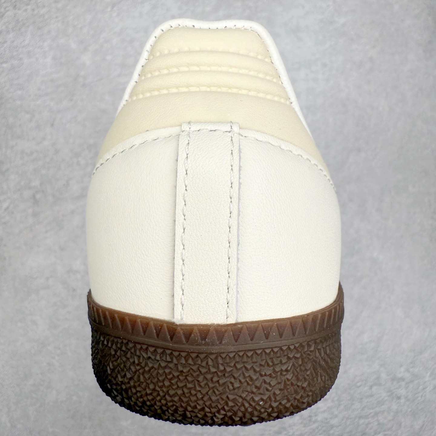 图片[8]-AD Original Samba OG 复古经典轻便板鞋 IG1962 口碑大厂出品 品控大底版型不断改良更新 全套原纸板楦头开发 确保原汁原味 完美呈现桑巴版型 一比一鞋头弧度高度鞋身弧度 此版本只针对中端市场 皮料材质有所更替 其他数据细节工艺流程均保持一致 绝不口嗨 细节品控鞋型随意对比 正确烫金高频细节 原装纳米超迁皮料 独家私模橡胶大底 原盒原配 这款桑巴鞋展示了高质量的工艺 带有装饰的超锁缝制和无缝的手感 柔软、柔软的皮革造型和标志性的3条纹完成了精致的外观 正规合身鞋带 鞋面上有绒面鞋垫 橡胶鞋底 享受正畸套筒软感 自50年代首次亮相以来就一直在赢得粉丝的青睐 尺码：35.5 36 36.5 37.5 38 38.5 39 40 40.5 41 42 42.5 43 44 44.5 45-选品中心