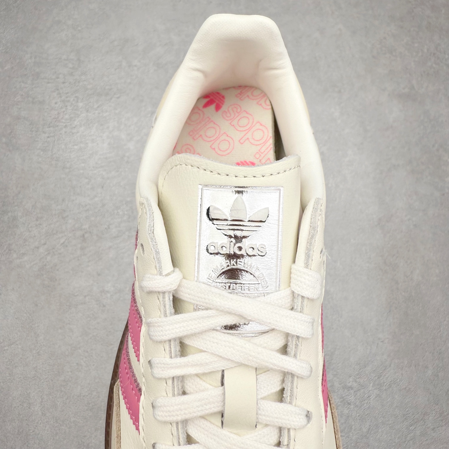 图片[5]-AD Original Samba OG 复古经典轻便板鞋 IG1962 口碑大厂出品 品控大底版型不断改良更新 全套原纸板楦头开发 确保原汁原味 完美呈现桑巴版型 一比一鞋头弧度高度鞋身弧度 此版本只针对中端市场 皮料材质有所更替 其他数据细节工艺流程均保持一致 绝不口嗨 细节品控鞋型随意对比 正确烫金高频细节 原装纳米超迁皮料 独家私模橡胶大底 原盒原配 这款桑巴鞋展示了高质量的工艺 带有装饰的超锁缝制和无缝的手感 柔软、柔软的皮革造型和标志性的3条纹完成了精致的外观 正规合身鞋带 鞋面上有绒面鞋垫 橡胶鞋底 享受正畸套筒软感 自50年代首次亮相以来就一直在赢得粉丝的青睐 尺码：35.5 36 36.5 37.5 38 38.5 39 40 40.5 41 42 42.5 43 44 44.5 45-选品中心