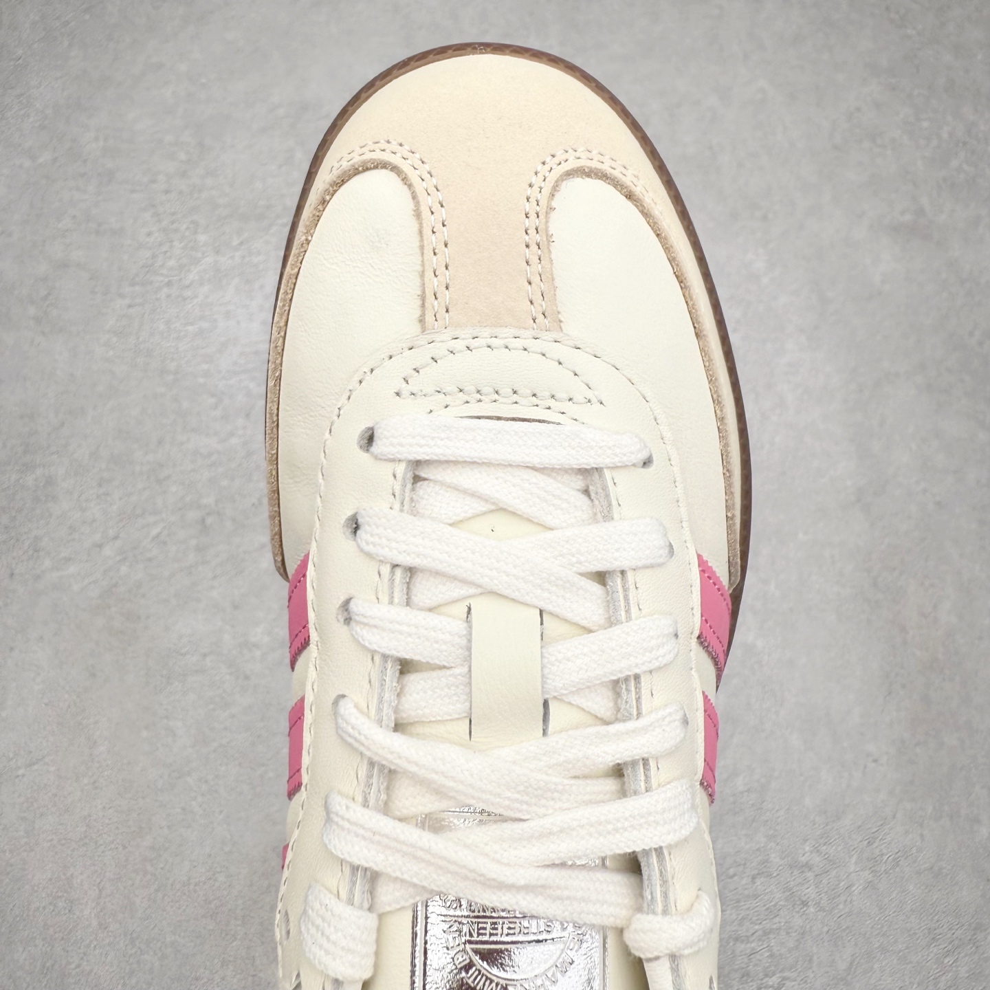 图片[4]-AD Original Samba OG 复古经典轻便板鞋 IG1962 口碑大厂出品 品控大底版型不断改良更新 全套原纸板楦头开发 确保原汁原味 完美呈现桑巴版型 一比一鞋头弧度高度鞋身弧度 此版本只针对中端市场 皮料材质有所更替 其他数据细节工艺流程均保持一致 绝不口嗨 细节品控鞋型随意对比 正确烫金高频细节 原装纳米超迁皮料 独家私模橡胶大底 原盒原配 这款桑巴鞋展示了高质量的工艺 带有装饰的超锁缝制和无缝的手感 柔软、柔软的皮革造型和标志性的3条纹完成了精致的外观 正规合身鞋带 鞋面上有绒面鞋垫 橡胶鞋底 享受正畸套筒软感 自50年代首次亮相以来就一直在赢得粉丝的青睐 尺码：35.5 36 36.5 37.5 38 38.5 39 40 40.5 41 42 42.5 43 44 44.5 45-选品中心