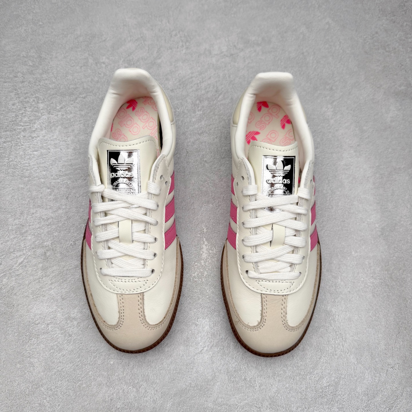 图片[2]-AD Original Samba OG 复古经典轻便板鞋 IG1962 口碑大厂出品 品控大底版型不断改良更新 全套原纸板楦头开发 确保原汁原味 完美呈现桑巴版型 一比一鞋头弧度高度鞋身弧度 此版本只针对中端市场 皮料材质有所更替 其他数据细节工艺流程均保持一致 绝不口嗨 细节品控鞋型随意对比 正确烫金高频细节 原装纳米超迁皮料 独家私模橡胶大底 原盒原配 这款桑巴鞋展示了高质量的工艺 带有装饰的超锁缝制和无缝的手感 柔软、柔软的皮革造型和标志性的3条纹完成了精致的外观 正规合身鞋带 鞋面上有绒面鞋垫 橡胶鞋底 享受正畸套筒软感 自50年代首次亮相以来就一直在赢得粉丝的青睐 尺码：35.5 36 36.5 37.5 38 38.5 39 40 40.5 41 42 42.5 43 44 44.5 45-选品中心