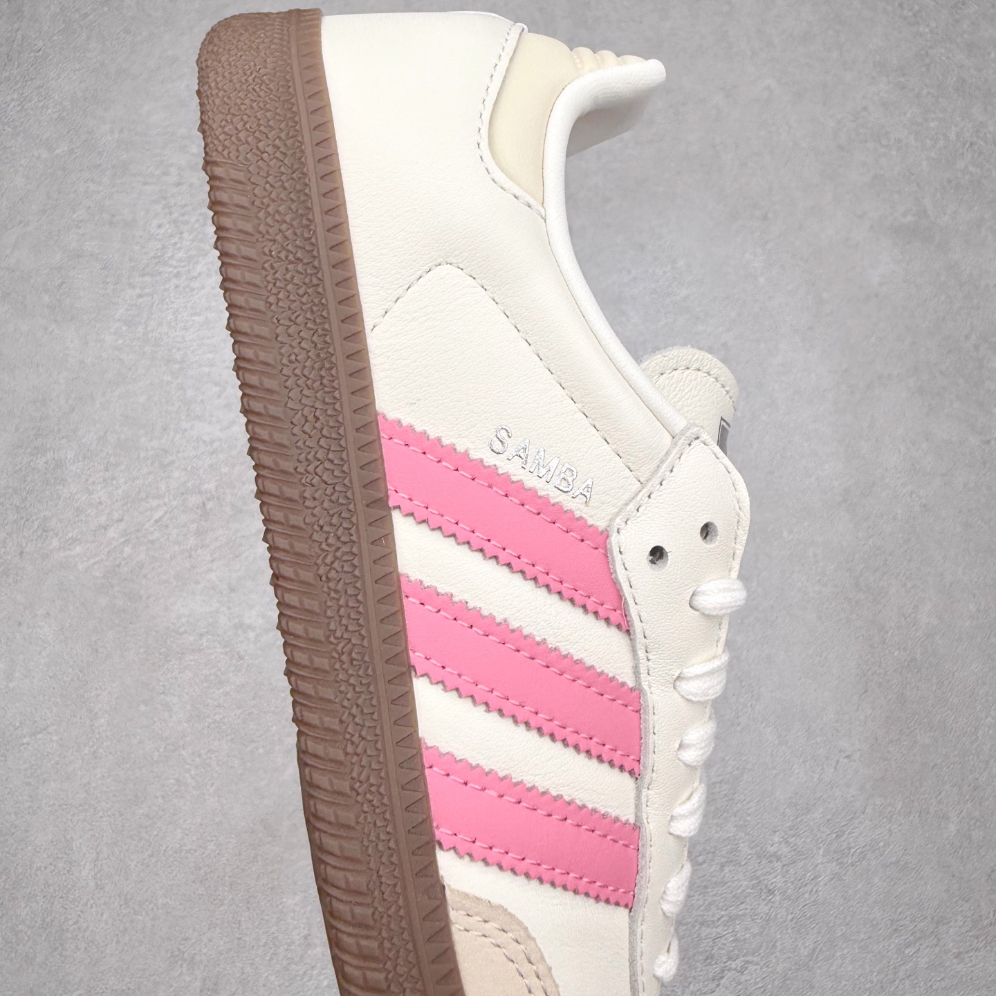 图片[6]-AD Original Samba OG 复古经典轻便板鞋 IG1962 口碑大厂出品 品控大底版型不断改良更新 全套原纸板楦头开发 确保原汁原味 完美呈现桑巴版型 一比一鞋头弧度高度鞋身弧度 此版本只针对中端市场 皮料材质有所更替 其他数据细节工艺流程均保持一致 绝不口嗨 细节品控鞋型随意对比 正确烫金高频细节 原装纳米超迁皮料 独家私模橡胶大底 原盒原配 这款桑巴鞋展示了高质量的工艺 带有装饰的超锁缝制和无缝的手感 柔软、柔软的皮革造型和标志性的3条纹完成了精致的外观 正规合身鞋带 鞋面上有绒面鞋垫 橡胶鞋底 享受正畸套筒软感 自50年代首次亮相以来就一直在赢得粉丝的青睐 尺码：35.5 36 36.5 37.5 38 38.5 39 40 40.5 41 42 42.5 43 44 44.5 45-选品中心