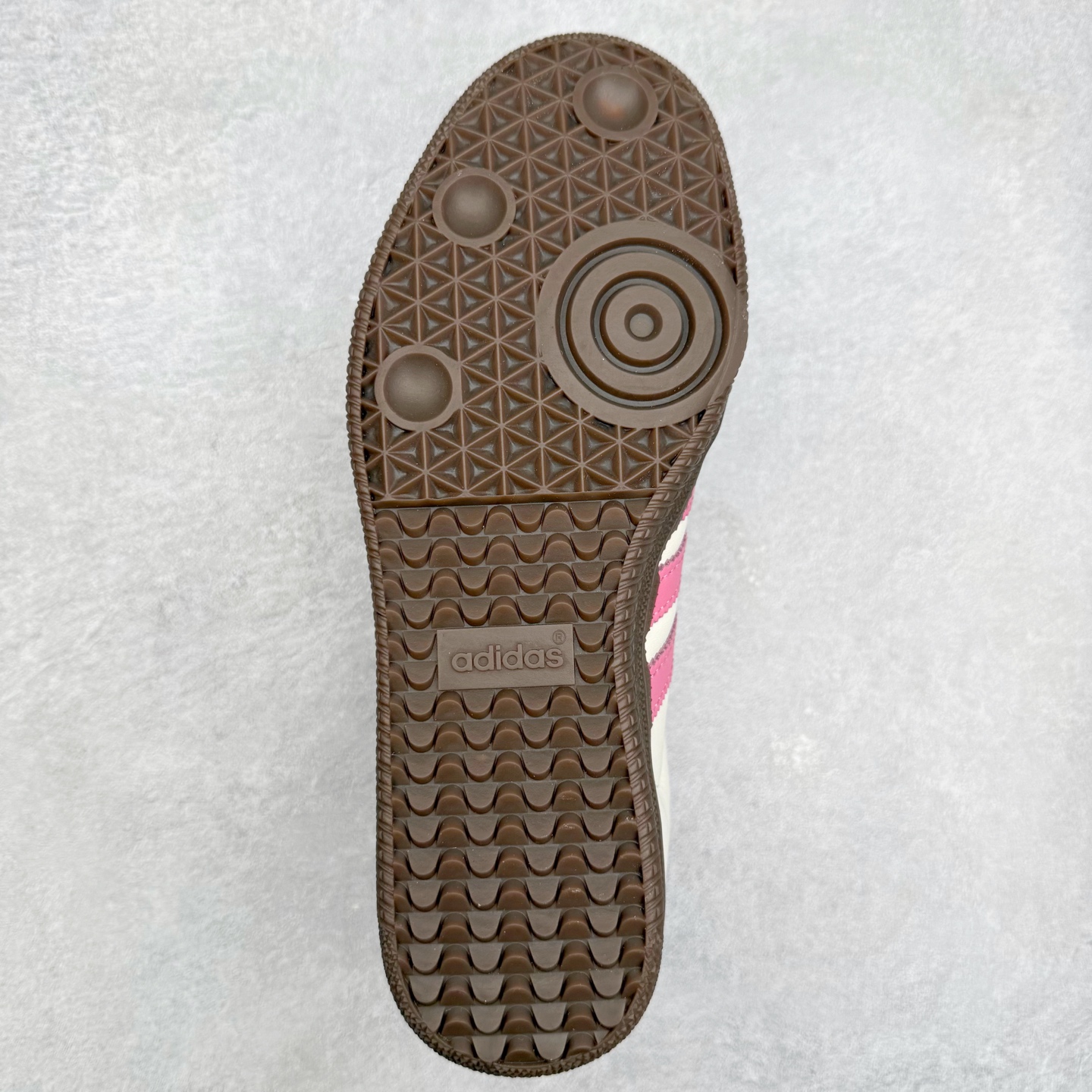 图片[9]-AD Original Samba OG 复古经典轻便板鞋 IG1962 口碑大厂出品 品控大底版型不断改良更新 全套原纸板楦头开发 确保原汁原味 完美呈现桑巴版型 一比一鞋头弧度高度鞋身弧度 此版本只针对中端市场 皮料材质有所更替 其他数据细节工艺流程均保持一致 绝不口嗨 细节品控鞋型随意对比 正确烫金高频细节 原装纳米超迁皮料 独家私模橡胶大底 原盒原配 这款桑巴鞋展示了高质量的工艺 带有装饰的超锁缝制和无缝的手感 柔软、柔软的皮革造型和标志性的3条纹完成了精致的外观 正规合身鞋带 鞋面上有绒面鞋垫 橡胶鞋底 享受正畸套筒软感 自50年代首次亮相以来就一直在赢得粉丝的青睐 尺码：35.5 36 36.5 37.5 38 38.5 39 40 40.5 41 42 42.5 43 44 44.5 45-选品中心