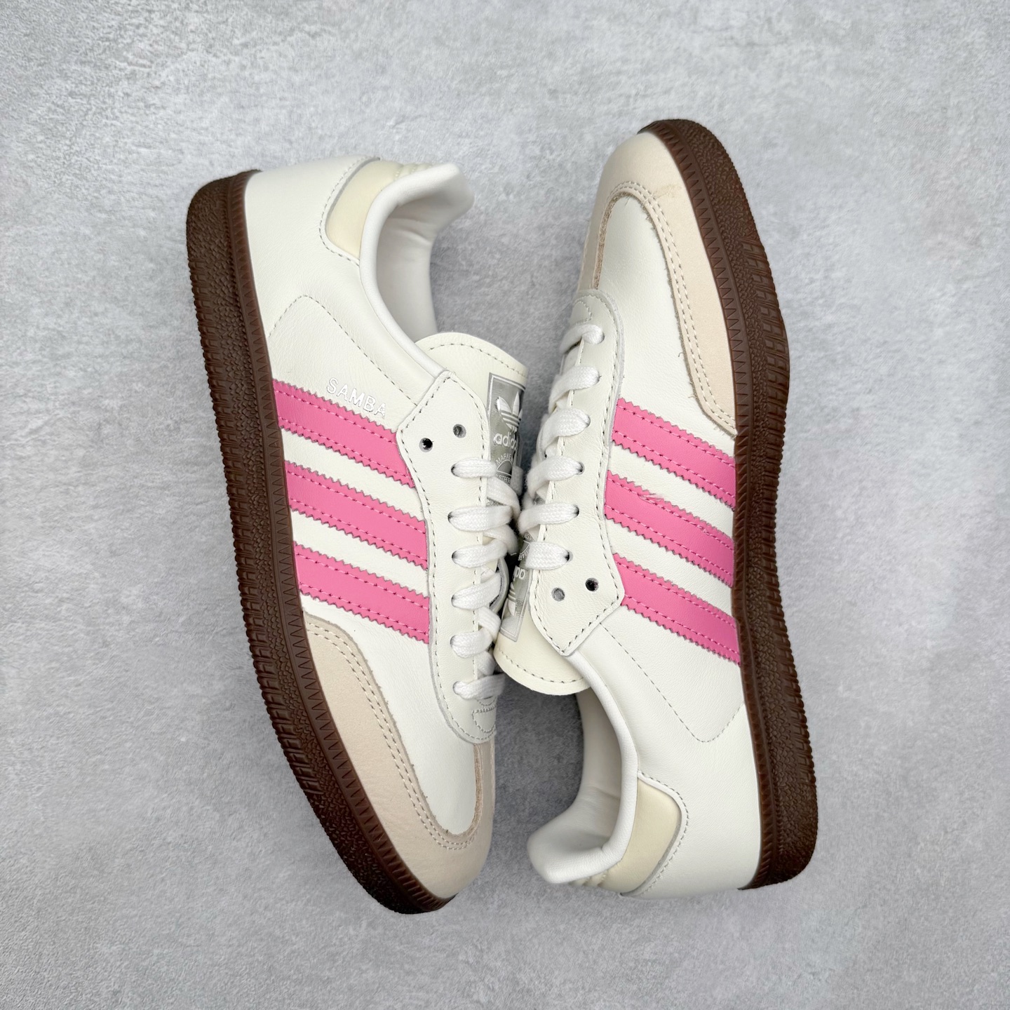 图片[3]-AD Original Samba OG 复古经典轻便板鞋 IG1962 口碑大厂出品 品控大底版型不断改良更新 全套原纸板楦头开发 确保原汁原味 完美呈现桑巴版型 一比一鞋头弧度高度鞋身弧度 此版本只针对中端市场 皮料材质有所更替 其他数据细节工艺流程均保持一致 绝不口嗨 细节品控鞋型随意对比 正确烫金高频细节 原装纳米超迁皮料 独家私模橡胶大底 原盒原配 这款桑巴鞋展示了高质量的工艺 带有装饰的超锁缝制和无缝的手感 柔软、柔软的皮革造型和标志性的3条纹完成了精致的外观 正规合身鞋带 鞋面上有绒面鞋垫 橡胶鞋底 享受正畸套筒软感 自50年代首次亮相以来就一直在赢得粉丝的青睐 尺码：35.5 36 36.5 37.5 38 38.5 39 40 40.5 41 42 42.5 43 44 44.5 45-选品中心