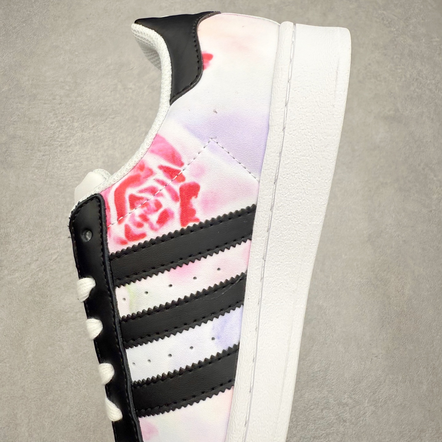 图片[7]-AD Originals Superstar 经典复古贝壳头板鞋 EG4958 诞生于1969年 是第一双将全皮面鞋 身与橡胶鞋头结合在一起的低帮篮球鞋 Superstar最开始 是作为高帮篮球鞋Pro Model的低帮版本而出现的 但因为其独特和醒目的橡胶鞋头造型而让大家熟知 被大家形象地称为\\\”shelltoe\\\”贝壳头 在70年代的美国职业篮球场上 接近3/4的NBA球员都将这双Superstar作为场上用鞋 80年代之后 经过不断的改良和发展 Superstar逐渐成为横跨时装、音乐、街头文化、休闲和运动等各大领域的时尚潮鞋 尺码：36 36.5 37 38 38.5 39 40 40.5 41 42 42.5 43 44 44.5 45-选品中心