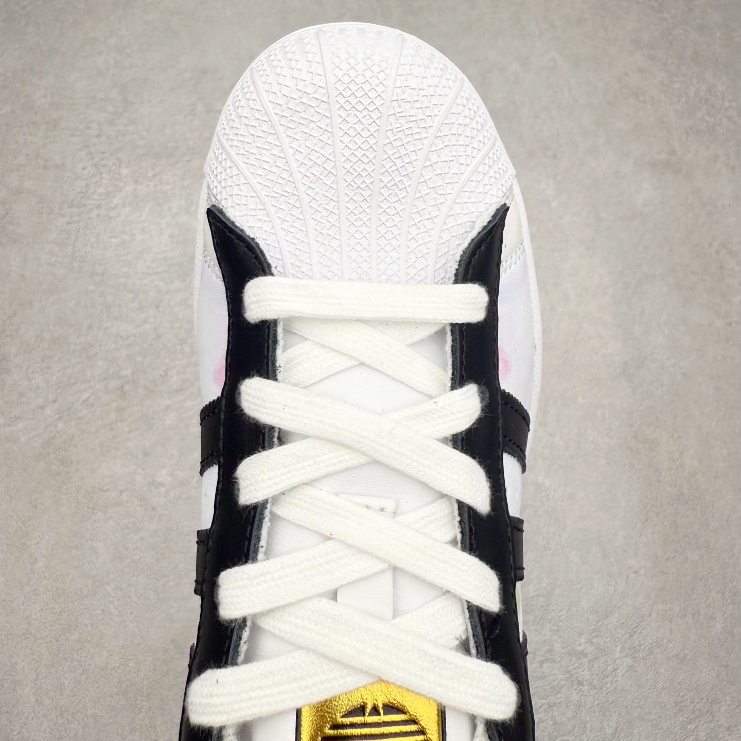 图片[4]-AD Originals Superstar 经典复古贝壳头板鞋 EG4958 诞生于1969年 是第一双将全皮面鞋 身与橡胶鞋头结合在一起的低帮篮球鞋 Superstar最开始 是作为高帮篮球鞋Pro Model的低帮版本而出现的 但因为其独特和醒目的橡胶鞋头造型而让大家熟知 被大家形象地称为\\\”shelltoe\\\”贝壳头 在70年代的美国职业篮球场上 接近3/4的NBA球员都将这双Superstar作为场上用鞋 80年代之后 经过不断的改良和发展 Superstar逐渐成为横跨时装、音乐、街头文化、休闲和运动等各大领域的时尚潮鞋 尺码：36 36.5 37 38 38.5 39 40 40.5 41 42 42.5 43 44 44.5 45-选品中心