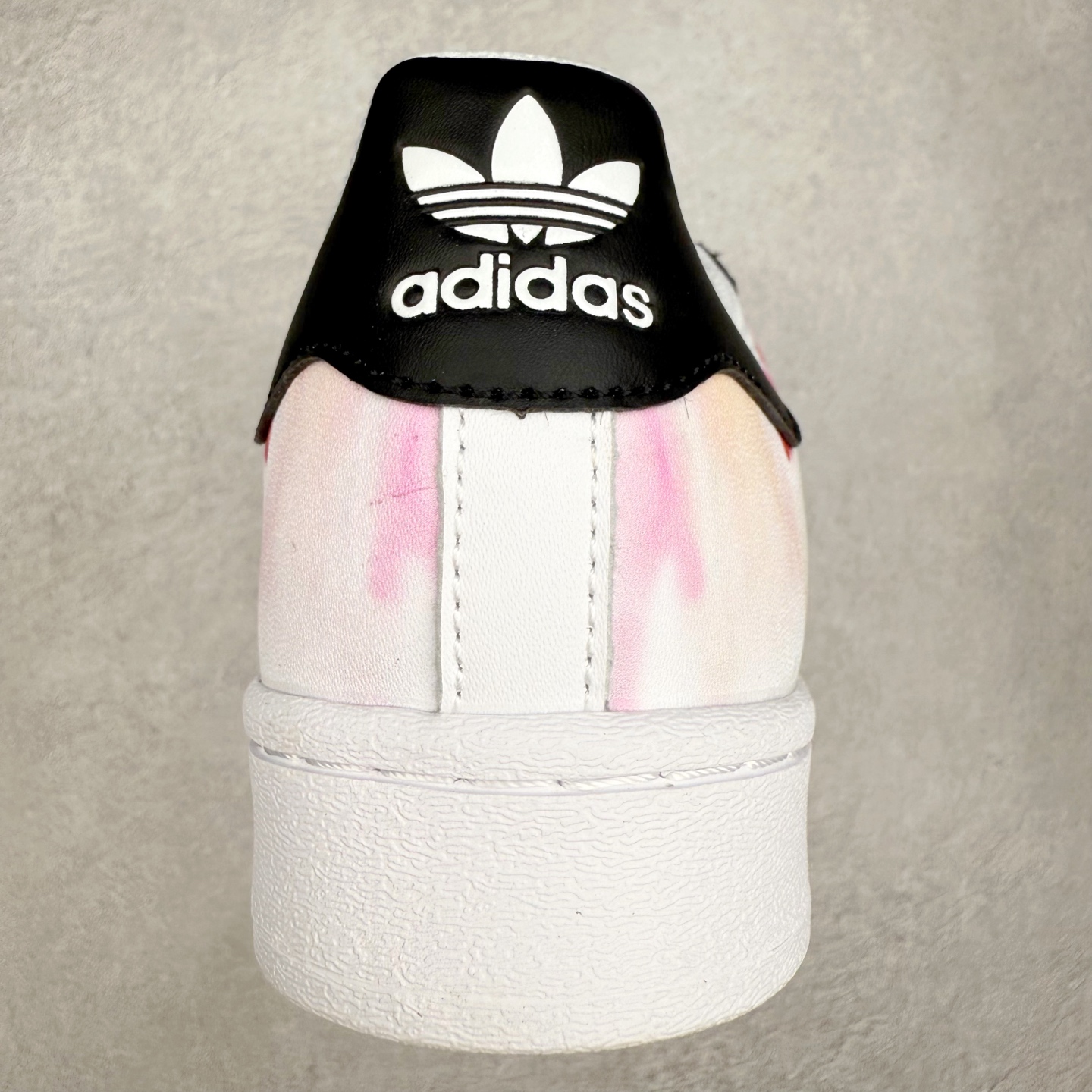 图片[8]-AD Originals Superstar 经典复古贝壳头板鞋 EG4958 诞生于1969年 是第一双将全皮面鞋 身与橡胶鞋头结合在一起的低帮篮球鞋 Superstar最开始 是作为高帮篮球鞋Pro Model的低帮版本而出现的 但因为其独特和醒目的橡胶鞋头造型而让大家熟知 被大家形象地称为\\\”shelltoe\\\”贝壳头 在70年代的美国职业篮球场上 接近3/4的NBA球员都将这双Superstar作为场上用鞋 80年代之后 经过不断的改良和发展 Superstar逐渐成为横跨时装、音乐、街头文化、休闲和运动等各大领域的时尚潮鞋 尺码：36 36.5 37 38 38.5 39 40 40.5 41 42 42.5 43 44 44.5 45-选品中心