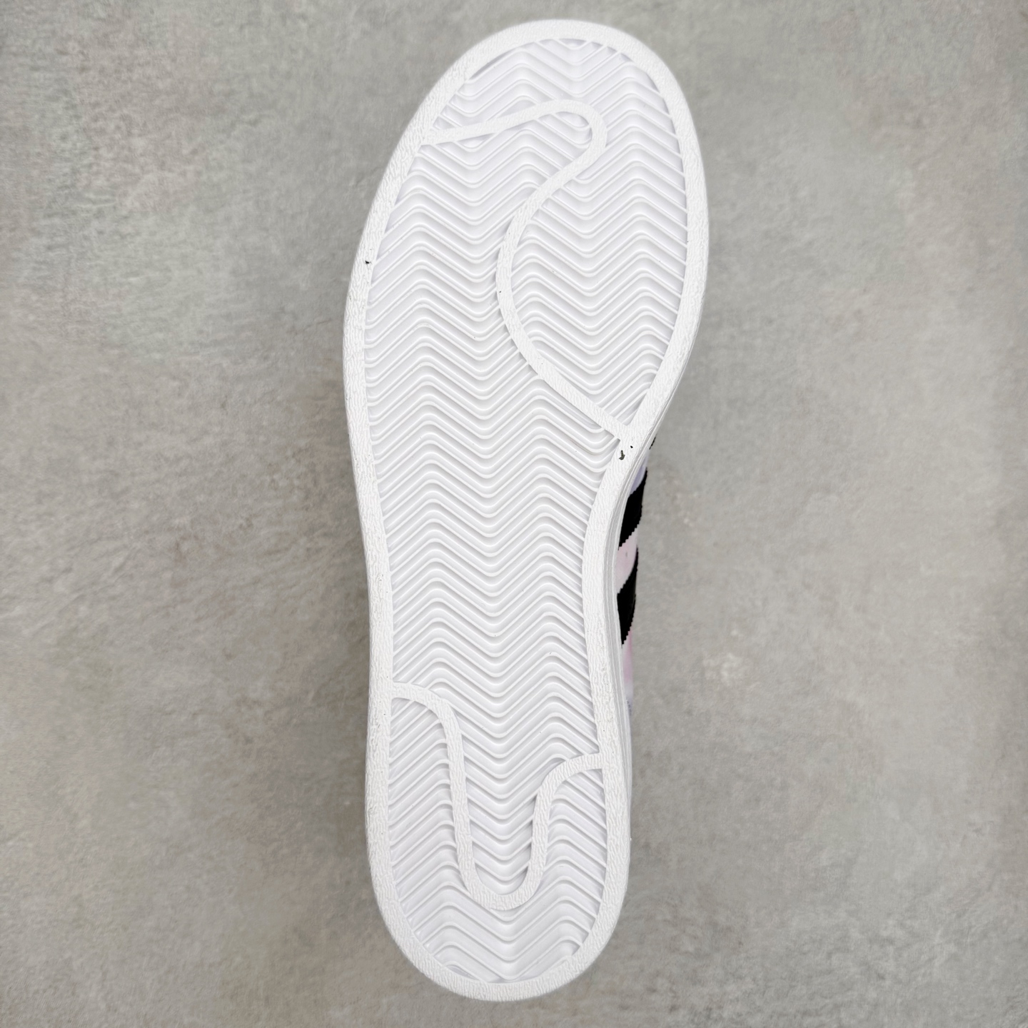 图片[9]-AD Originals Superstar 经典复古贝壳头板鞋 EG4958 诞生于1969年 是第一双将全皮面鞋 身与橡胶鞋头结合在一起的低帮篮球鞋 Superstar最开始 是作为高帮篮球鞋Pro Model的低帮版本而出现的 但因为其独特和醒目的橡胶鞋头造型而让大家熟知 被大家形象地称为\\\”shelltoe\\\”贝壳头 在70年代的美国职业篮球场上 接近3/4的NBA球员都将这双Superstar作为场上用鞋 80年代之后 经过不断的改良和发展 Superstar逐渐成为横跨时装、音乐、街头文化、休闲和运动等各大领域的时尚潮鞋 尺码：36 36.5 37 38 38.5 39 40 40.5 41 42 42.5 43 44 44.5 45-选品中心