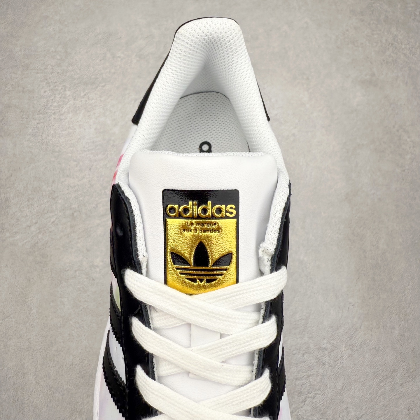 图片[5]-AD Originals Superstar 经典复古贝壳头板鞋 EG4958 诞生于1969年 是第一双将全皮面鞋 身与橡胶鞋头结合在一起的低帮篮球鞋 Superstar最开始 是作为高帮篮球鞋Pro Model的低帮版本而出现的 但因为其独特和醒目的橡胶鞋头造型而让大家熟知 被大家形象地称为\\\”shelltoe\\\”贝壳头 在70年代的美国职业篮球场上 接近3/4的NBA球员都将这双Superstar作为场上用鞋 80年代之后 经过不断的改良和发展 Superstar逐渐成为横跨时装、音乐、街头文化、休闲和运动等各大领域的时尚潮鞋 尺码：36 36.5 37 38 38.5 39 40 40.5 41 42 42.5 43 44 44.5 45-选品中心