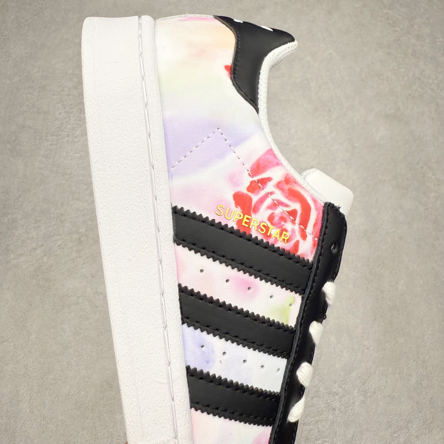 图片[6]-AD Originals Superstar 经典复古贝壳头板鞋 EG4958 诞生于1969年 是第一双将全皮面鞋 身与橡胶鞋头结合在一起的低帮篮球鞋 Superstar最开始 是作为高帮篮球鞋Pro Model的低帮版本而出现的 但因为其独特和醒目的橡胶鞋头造型而让大家熟知 被大家形象地称为\\\”shelltoe\\\”贝壳头 在70年代的美国职业篮球场上 接近3/4的NBA球员都将这双Superstar作为场上用鞋 80年代之后 经过不断的改良和发展 Superstar逐渐成为横跨时装、音乐、街头文化、休闲和运动等各大领域的时尚潮鞋 尺码：36 36.5 37 38 38.5 39 40 40.5 41 42 42.5 43 44 44.5 45-选品中心