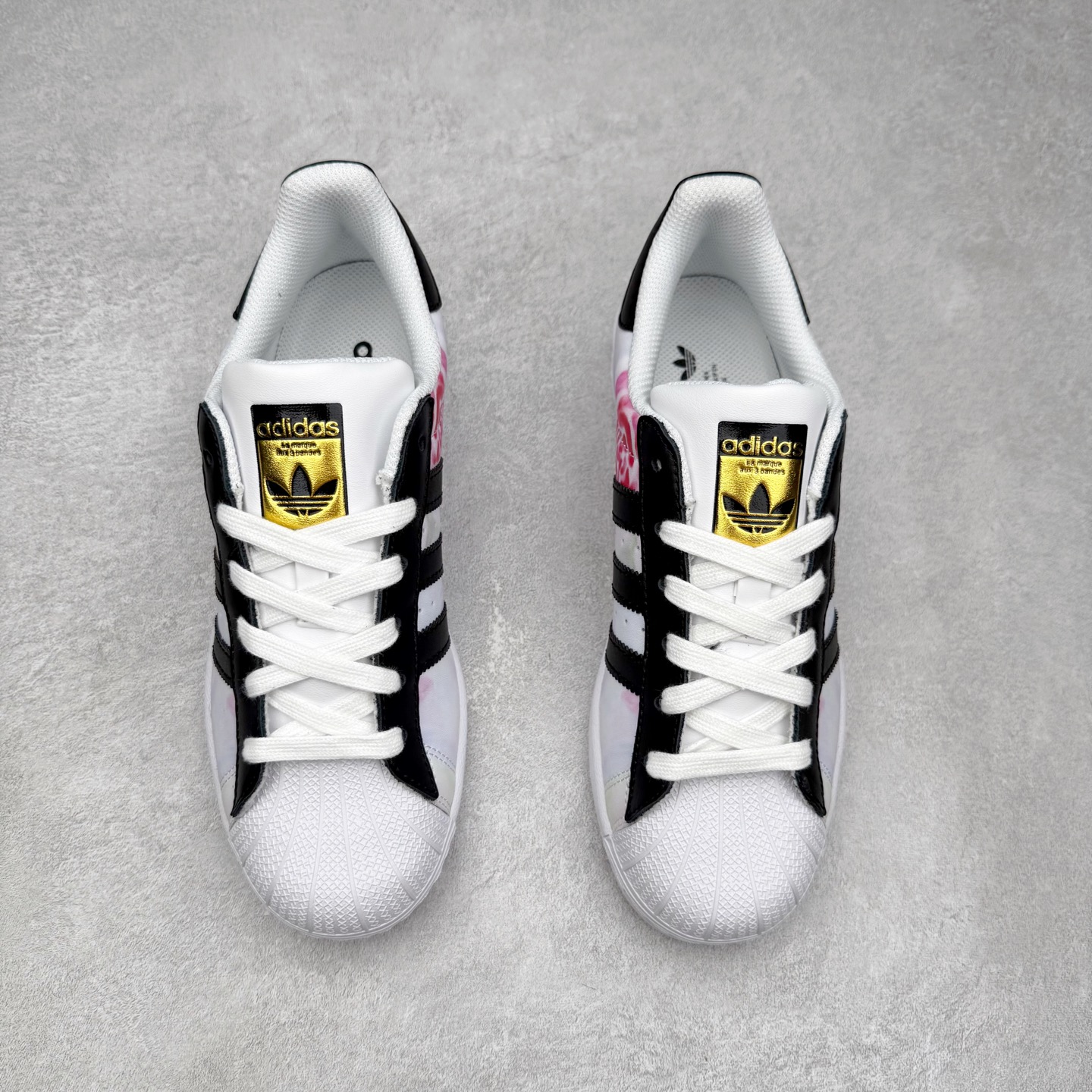 图片[2]-AD Originals Superstar 经典复古贝壳头板鞋 EG4958 诞生于1969年 是第一双将全皮面鞋 身与橡胶鞋头结合在一起的低帮篮球鞋 Superstar最开始 是作为高帮篮球鞋Pro Model的低帮版本而出现的 但因为其独特和醒目的橡胶鞋头造型而让大家熟知 被大家形象地称为\\\”shelltoe\\\”贝壳头 在70年代的美国职业篮球场上 接近3/4的NBA球员都将这双Superstar作为场上用鞋 80年代之后 经过不断的改良和发展 Superstar逐渐成为横跨时装、音乐、街头文化、休闲和运动等各大领域的时尚潮鞋 尺码：36 36.5 37 38 38.5 39 40 40.5 41 42 42.5 43 44 44.5 45-选品中心