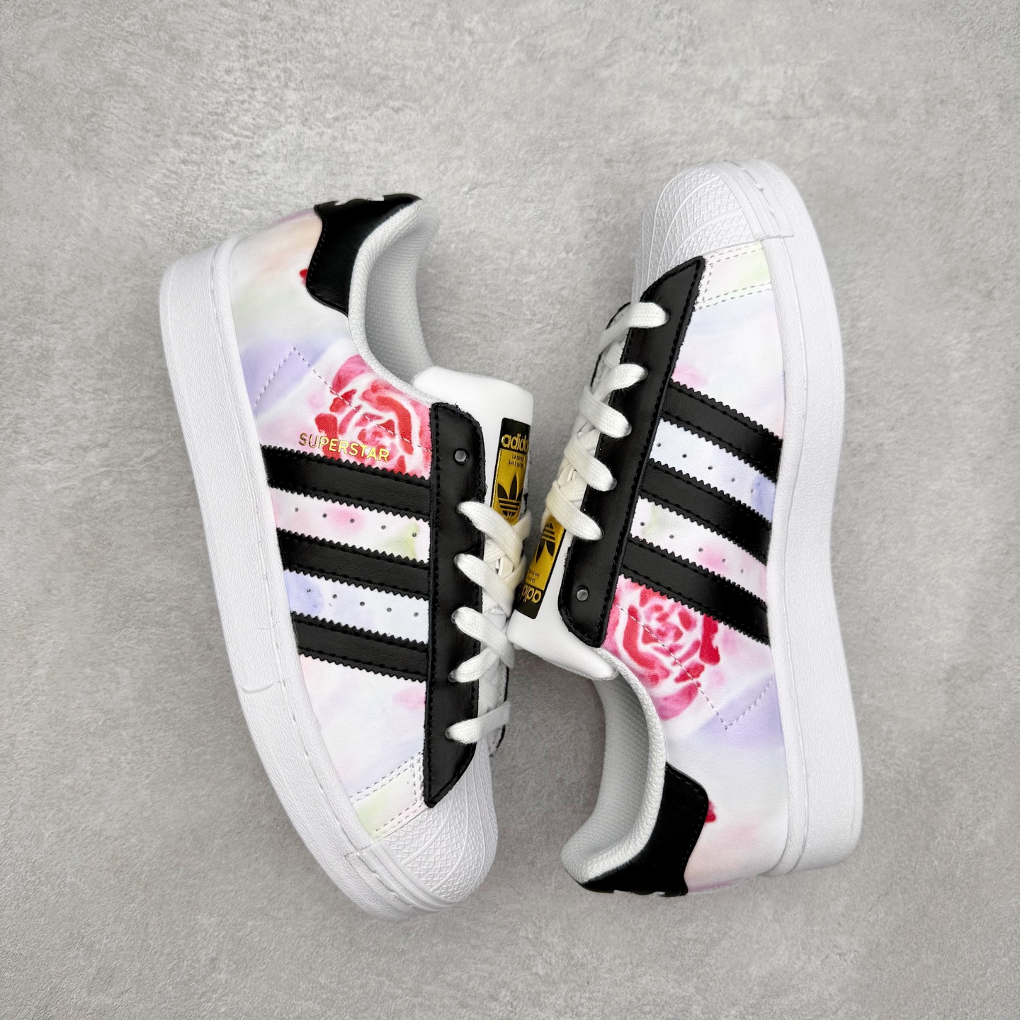 图片[3]-AD Originals Superstar 经典复古贝壳头板鞋 EG4958 诞生于1969年 是第一双将全皮面鞋 身与橡胶鞋头结合在一起的低帮篮球鞋 Superstar最开始 是作为高帮篮球鞋Pro Model的低帮版本而出现的 但因为其独特和醒目的橡胶鞋头造型而让大家熟知 被大家形象地称为\\\”shelltoe\\\”贝壳头 在70年代的美国职业篮球场上 接近3/4的NBA球员都将这双Superstar作为场上用鞋 80年代之后 经过不断的改良和发展 Superstar逐渐成为横跨时装、音乐、街头文化、休闲和运动等各大领域的时尚潮鞋 尺码：36 36.5 37 38 38.5 39 40 40.5 41 42 42.5 43 44 44.5 45-选品中心