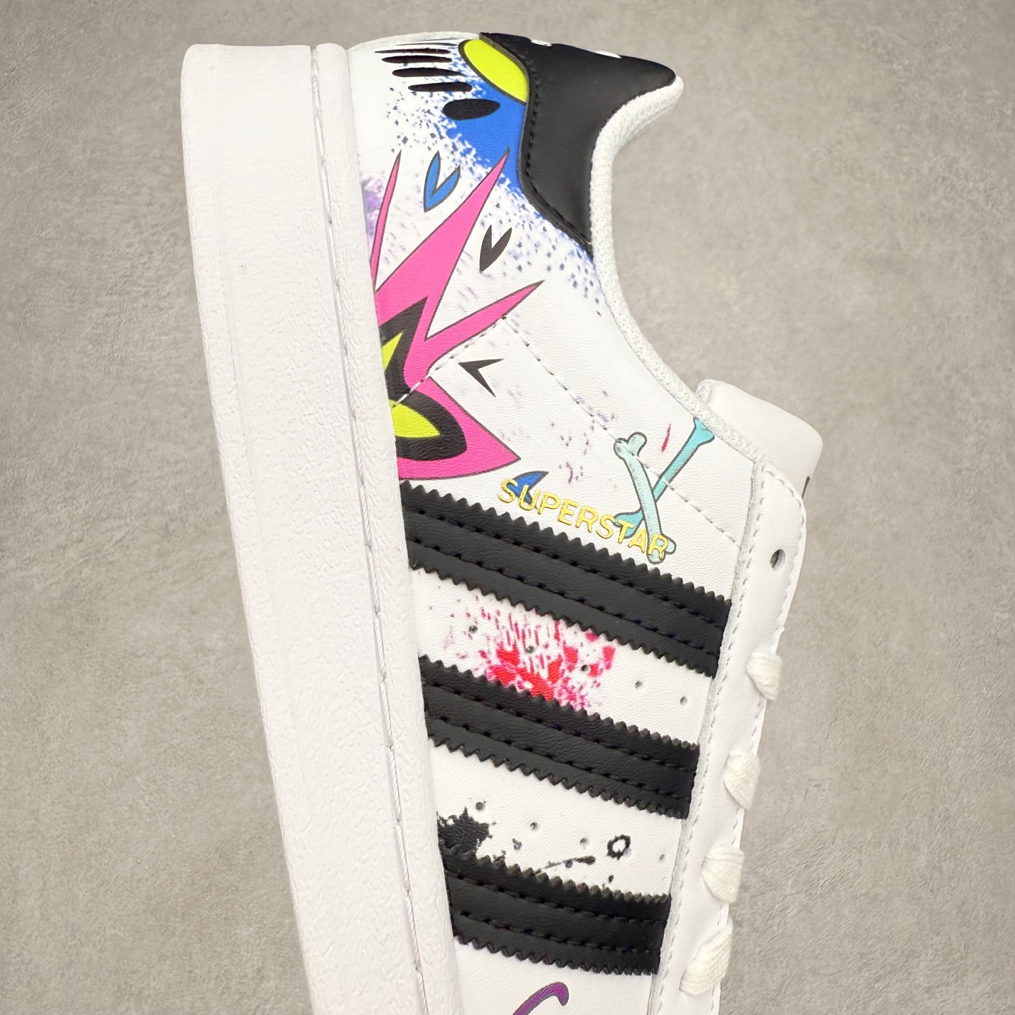 图片[6]-AD Originals Superstar 经典复古贝壳头板鞋 EG4958 诞生于1969年 是第一双将全皮面鞋 身与橡胶鞋头结合在一起的低帮篮球鞋 Superstar最开始 是作为高帮篮球鞋Pro Model的低帮版本而出现的 但因为其独特和醒目的橡胶鞋头造型而让大家熟知 被大家形象地称为\\\”shelltoe\\\”贝壳头 在70年代的美国职业篮球场上 接近3/4的NBA球员都将这双Superstar作为场上用鞋 80年代之后 经过不断的改良和发展 Superstar逐渐成为横跨时装、音乐、街头文化、休闲和运动等各大领域的时尚潮鞋 尺码：36 36.5 37 38 38.5 39 40 40.5 41 42 42.5 43 44 44.5 45-选品中心