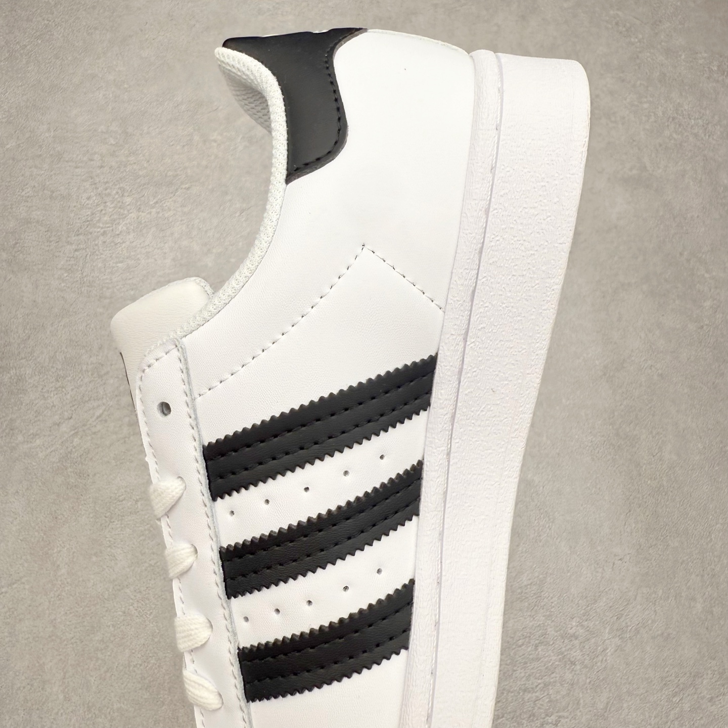 图片[7]-AD Originals Superstar 经典复古贝壳头板鞋 EG4958 诞生于1969年 是第一双将全皮面鞋 身与橡胶鞋头结合在一起的低帮篮球鞋 Superstar最开始 是作为高帮篮球鞋Pro Model的低帮版本而出现的 但因为其独特和醒目的橡胶鞋头造型而让大家熟知 被大家形象地称为\\\”shelltoe\\\”贝壳头 在70年代的美国职业篮球场上 接近3/4的NBA球员都将这双Superstar作为场上用鞋 80年代之后 经过不断的改良和发展 Superstar逐渐成为横跨时装、音乐、街头文化、休闲和运动等各大领域的时尚潮鞋 尺码：36 36.5 37 38 38.5 39 40 40.5 41 42 42.5 43 44 44.5 45-选品中心