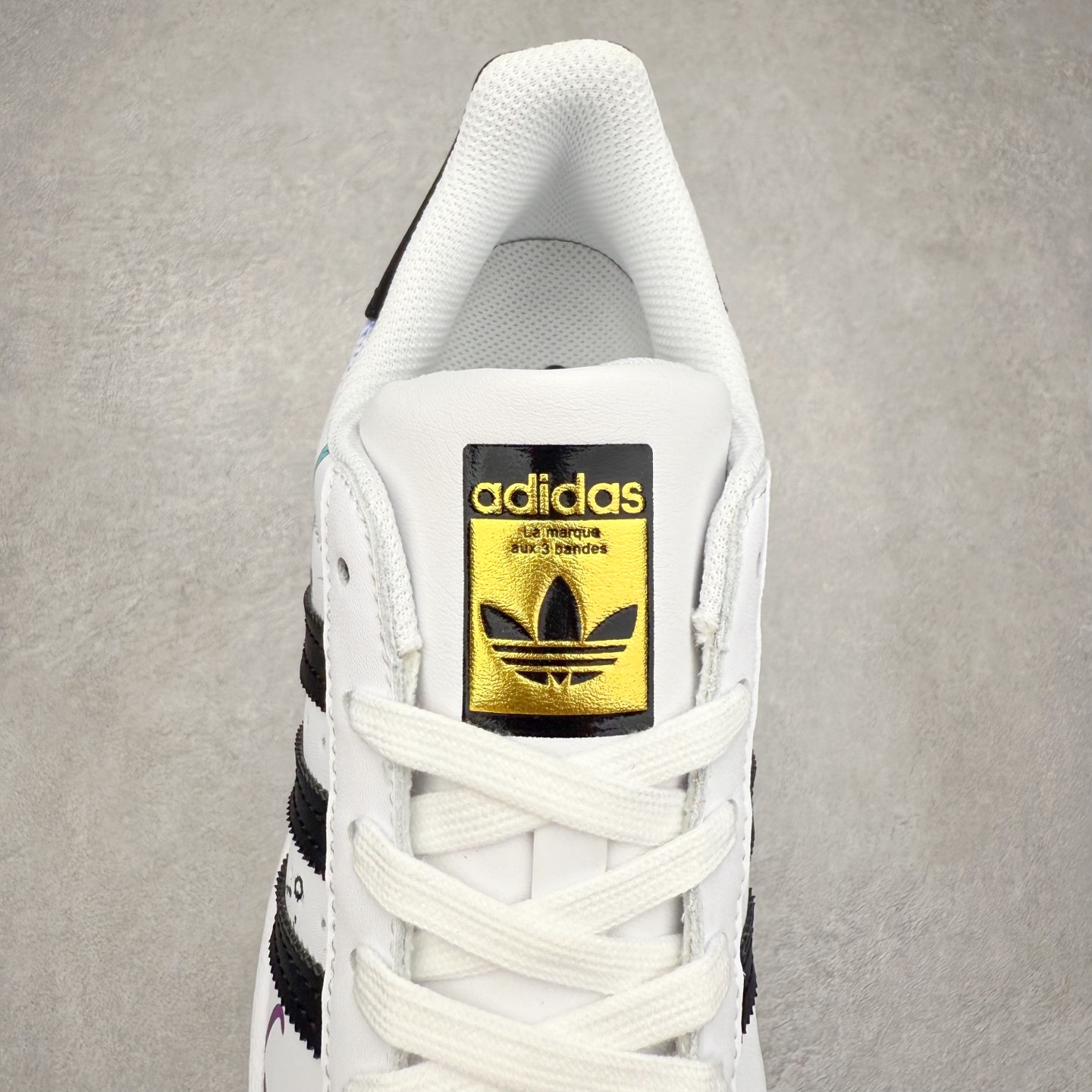 图片[5]-AD Originals Superstar 经典复古贝壳头板鞋 EG4958 诞生于1969年 是第一双将全皮面鞋 身与橡胶鞋头结合在一起的低帮篮球鞋 Superstar最开始 是作为高帮篮球鞋Pro Model的低帮版本而出现的 但因为其独特和醒目的橡胶鞋头造型而让大家熟知 被大家形象地称为\\\”shelltoe\\\”贝壳头 在70年代的美国职业篮球场上 接近3/4的NBA球员都将这双Superstar作为场上用鞋 80年代之后 经过不断的改良和发展 Superstar逐渐成为横跨时装、音乐、街头文化、休闲和运动等各大领域的时尚潮鞋 尺码：36 36.5 37 38 38.5 39 40 40.5 41 42 42.5 43 44 44.5 45-选品中心