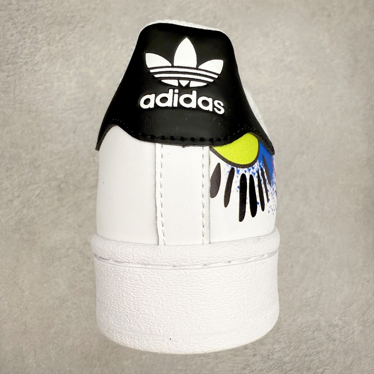 图片[8]-AD Originals Superstar 经典复古贝壳头板鞋 EG4958 诞生于1969年 是第一双将全皮面鞋 身与橡胶鞋头结合在一起的低帮篮球鞋 Superstar最开始 是作为高帮篮球鞋Pro Model的低帮版本而出现的 但因为其独特和醒目的橡胶鞋头造型而让大家熟知 被大家形象地称为\\\”shelltoe\\\”贝壳头 在70年代的美国职业篮球场上 接近3/4的NBA球员都将这双Superstar作为场上用鞋 80年代之后 经过不断的改良和发展 Superstar逐渐成为横跨时装、音乐、街头文化、休闲和运动等各大领域的时尚潮鞋 尺码：36 36.5 37 38 38.5 39 40 40.5 41 42 42.5 43 44 44.5 45-选品中心