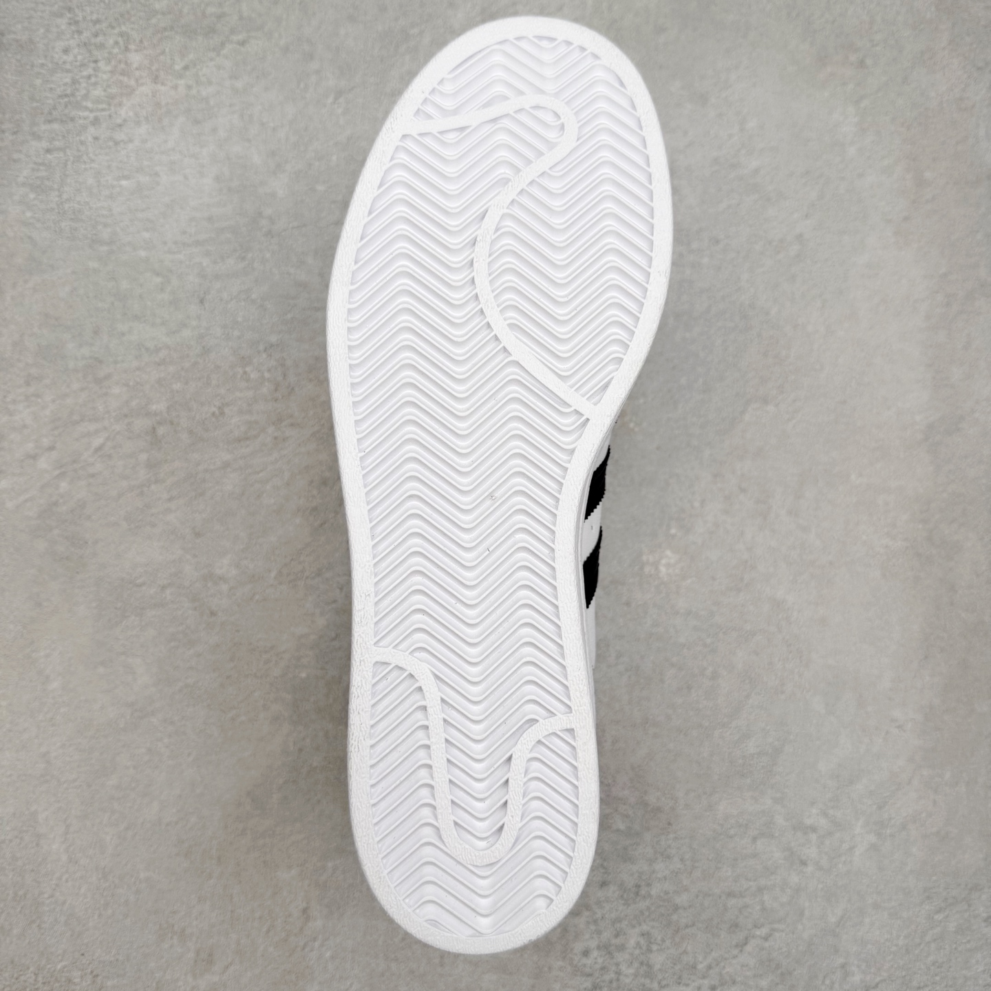 图片[9]-AD Originals Superstar 经典复古贝壳头板鞋 EG4958 诞生于1969年 是第一双将全皮面鞋 身与橡胶鞋头结合在一起的低帮篮球鞋 Superstar最开始 是作为高帮篮球鞋Pro Model的低帮版本而出现的 但因为其独特和醒目的橡胶鞋头造型而让大家熟知 被大家形象地称为\\\”shelltoe\\\”贝壳头 在70年代的美国职业篮球场上 接近3/4的NBA球员都将这双Superstar作为场上用鞋 80年代之后 经过不断的改良和发展 Superstar逐渐成为横跨时装、音乐、街头文化、休闲和运动等各大领域的时尚潮鞋 尺码：36 36.5 37 38 38.5 39 40 40.5 41 42 42.5 43 44 44.5 45-选品中心