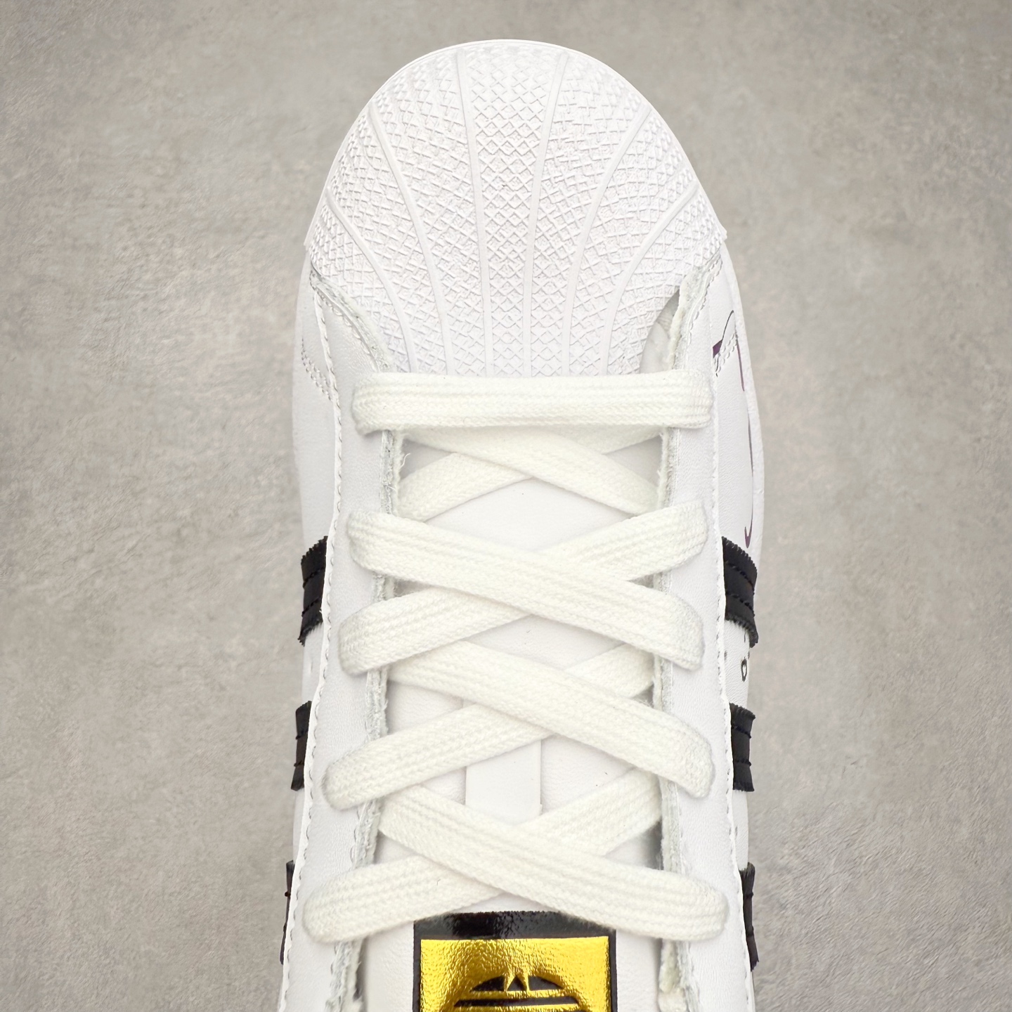 图片[4]-AD Originals Superstar 经典复古贝壳头板鞋 EG4958 诞生于1969年 是第一双将全皮面鞋 身与橡胶鞋头结合在一起的低帮篮球鞋 Superstar最开始 是作为高帮篮球鞋Pro Model的低帮版本而出现的 但因为其独特和醒目的橡胶鞋头造型而让大家熟知 被大家形象地称为\\\”shelltoe\\\”贝壳头 在70年代的美国职业篮球场上 接近3/4的NBA球员都将这双Superstar作为场上用鞋 80年代之后 经过不断的改良和发展 Superstar逐渐成为横跨时装、音乐、街头文化、休闲和运动等各大领域的时尚潮鞋 尺码：36 36.5 37 38 38.5 39 40 40.5 41 42 42.5 43 44 44.5 45-选品中心