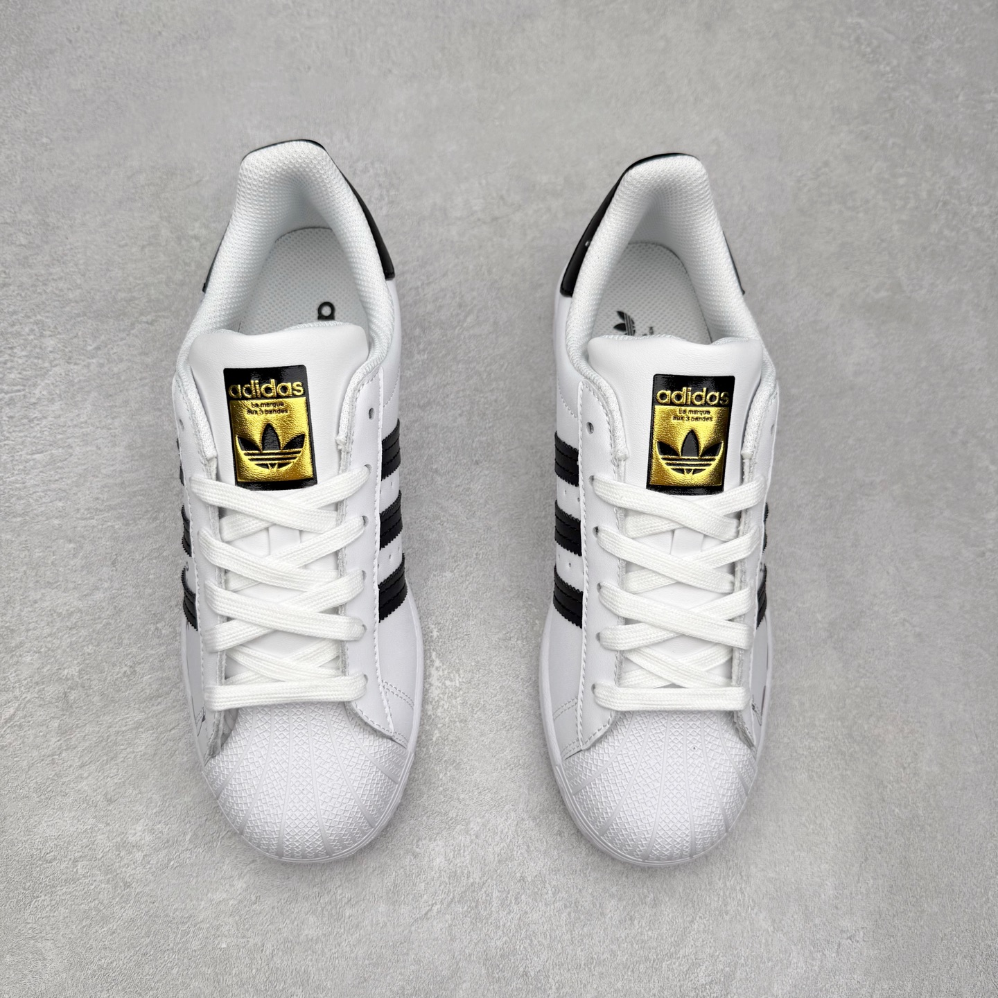 图片[2]-AD Originals Superstar 经典复古贝壳头板鞋 EG4958 诞生于1969年 是第一双将全皮面鞋 身与橡胶鞋头结合在一起的低帮篮球鞋 Superstar最开始 是作为高帮篮球鞋Pro Model的低帮版本而出现的 但因为其独特和醒目的橡胶鞋头造型而让大家熟知 被大家形象地称为\\\”shelltoe\\\”贝壳头 在70年代的美国职业篮球场上 接近3/4的NBA球员都将这双Superstar作为场上用鞋 80年代之后 经过不断的改良和发展 Superstar逐渐成为横跨时装、音乐、街头文化、休闲和运动等各大领域的时尚潮鞋 尺码：36 36.5 37 38 38.5 39 40 40.5 41 42 42.5 43 44 44.5 45-选品中心