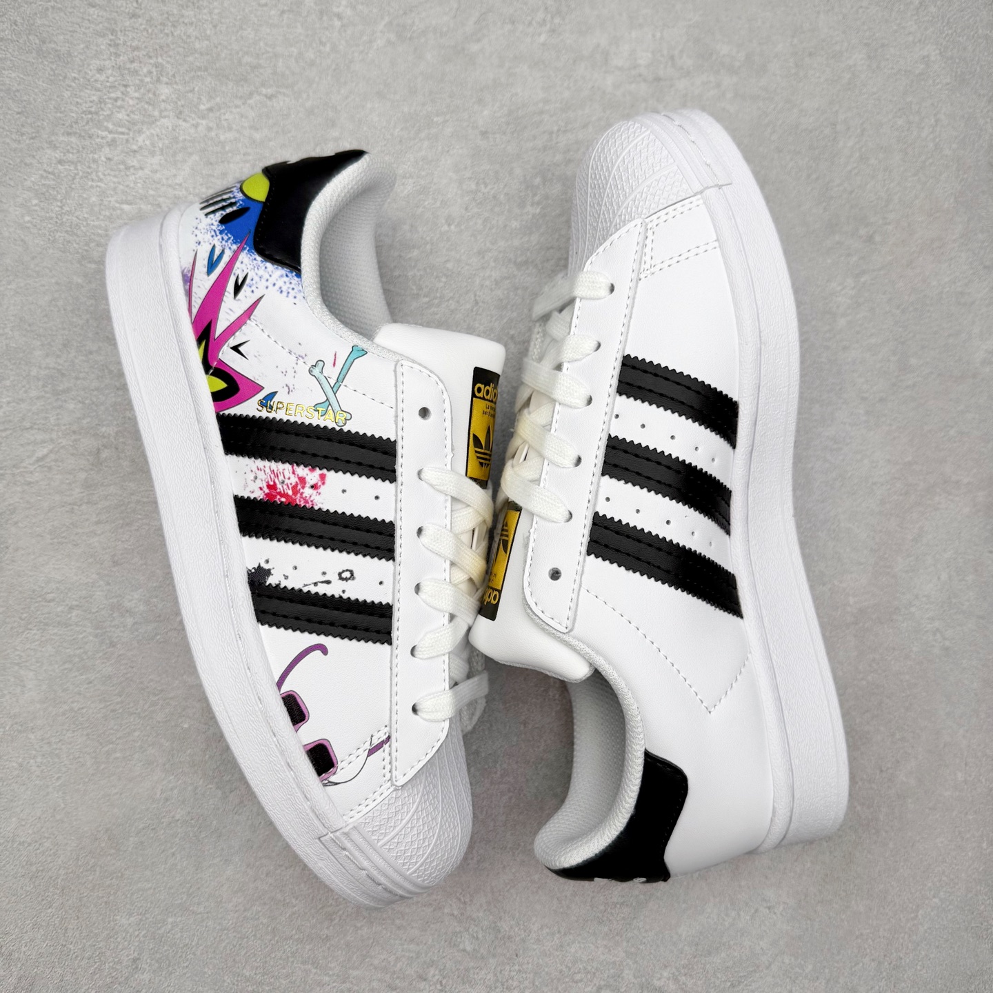 图片[3]-AD Originals Superstar 经典复古贝壳头板鞋 EG4958 诞生于1969年 是第一双将全皮面鞋 身与橡胶鞋头结合在一起的低帮篮球鞋 Superstar最开始 是作为高帮篮球鞋Pro Model的低帮版本而出现的 但因为其独特和醒目的橡胶鞋头造型而让大家熟知 被大家形象地称为\\\”shelltoe\\\”贝壳头 在70年代的美国职业篮球场上 接近3/4的NBA球员都将这双Superstar作为场上用鞋 80年代之后 经过不断的改良和发展 Superstar逐渐成为横跨时装、音乐、街头文化、休闲和运动等各大领域的时尚潮鞋 尺码：36 36.5 37 38 38.5 39 40 40.5 41 42 42.5 43 44 44.5 45-选品中心