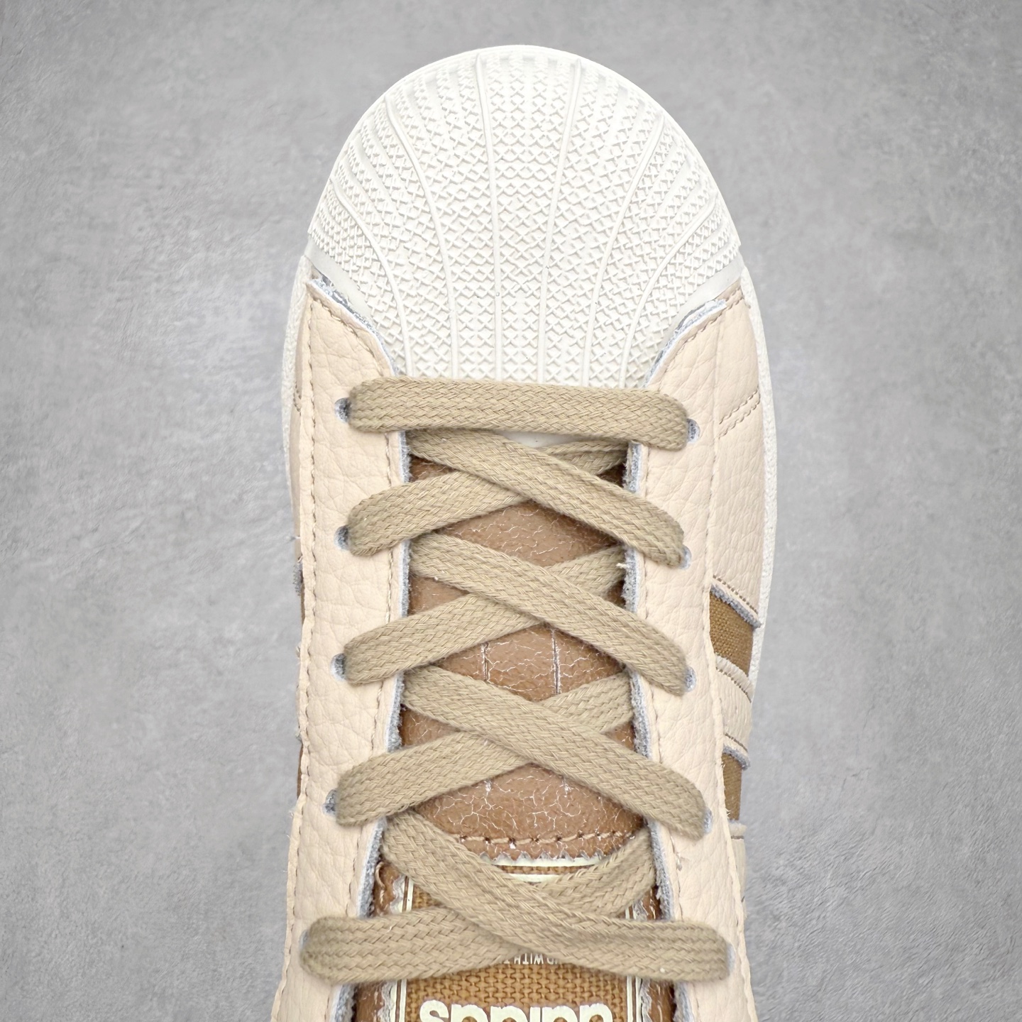 图片[4]-AD Originals Superstar 经典复古贝壳头板鞋 EG4958 诞生于1969年 是第一双将全皮面鞋 身与橡胶鞋头结合在一起的低帮篮球鞋 Superstar最开始 是作为高帮篮球鞋Pro Model的低帮版本而出现的 但因为其独特和醒目的橡胶鞋头造型而让大家熟知 被大家形象地称为\\\”shelltoe\\\”贝壳头 在70年代的美国职业篮球场上 接近3/4的NBA球员都将这双Superstar作为场上用鞋 80年代之后 经过不断的改良和发展 Superstar逐渐成为横跨时装、音乐、街头文化、休闲和运动等各大领域的时尚潮鞋 尺码：36 36.5 37 38 38.5 39 40 40.5 41 42 42.5 43 44 44.5 45-选品中心