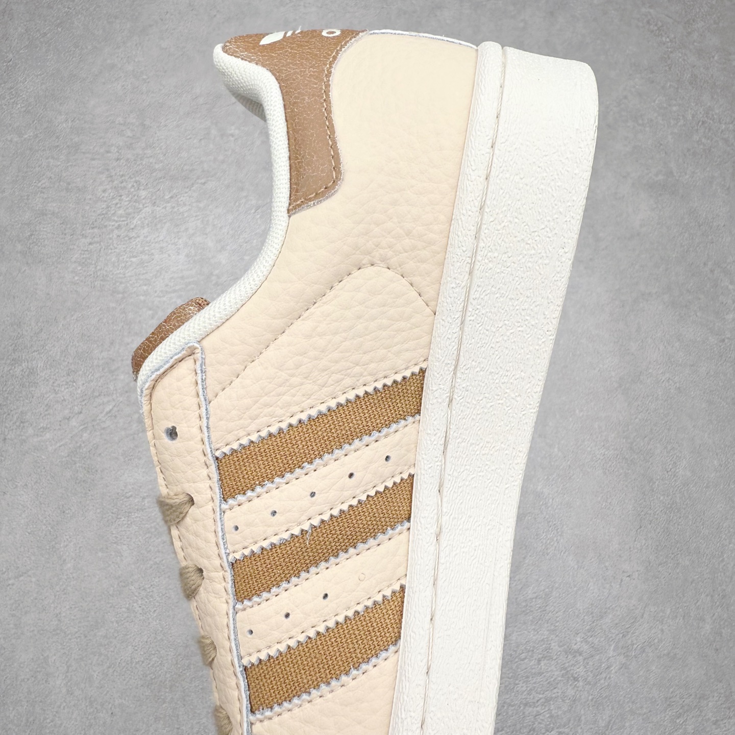 图片[7]-AD Originals Superstar 经典复古贝壳头板鞋 EG4958 诞生于1969年 是第一双将全皮面鞋 身与橡胶鞋头结合在一起的低帮篮球鞋 Superstar最开始 是作为高帮篮球鞋Pro Model的低帮版本而出现的 但因为其独特和醒目的橡胶鞋头造型而让大家熟知 被大家形象地称为\\\”shelltoe\\\”贝壳头 在70年代的美国职业篮球场上 接近3/4的NBA球员都将这双Superstar作为场上用鞋 80年代之后 经过不断的改良和发展 Superstar逐渐成为横跨时装、音乐、街头文化、休闲和运动等各大领域的时尚潮鞋 尺码：36 36.5 37 38 38.5 39 40 40.5 41 42 42.5 43 44 44.5 45-选品中心